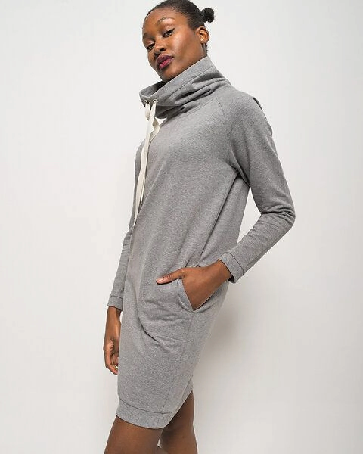 Alma & Lovis Sweatkleid aus Bio-Baumwolle – Ansicht 3