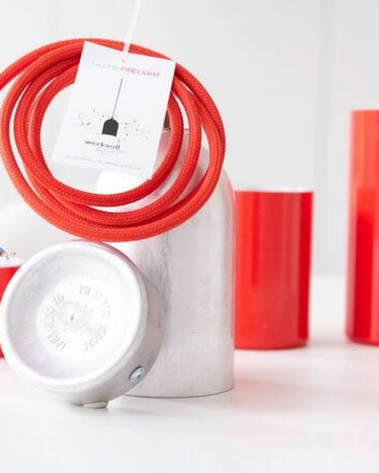 werkvoll by Lena Peter Recycling Baldachin aus alten Feuerlöschern - Deckenabhängung für Leuchten FIRE – Ansicht 4
