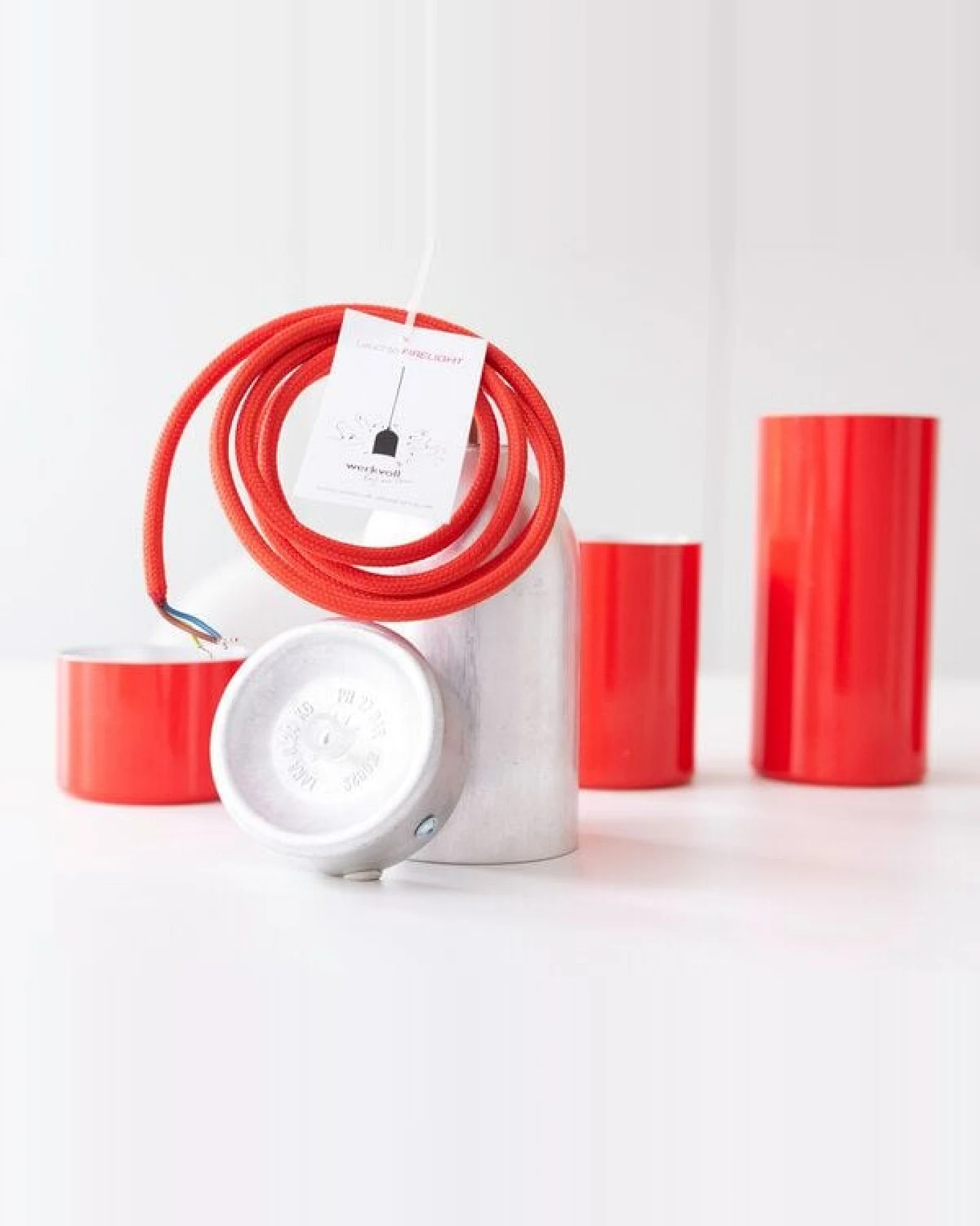 werkvoll by Lena Peter Recycling Baldachin aus alten Feuerlöschern - Deckenabhängung für Leuchten FIRE – Ansicht 4