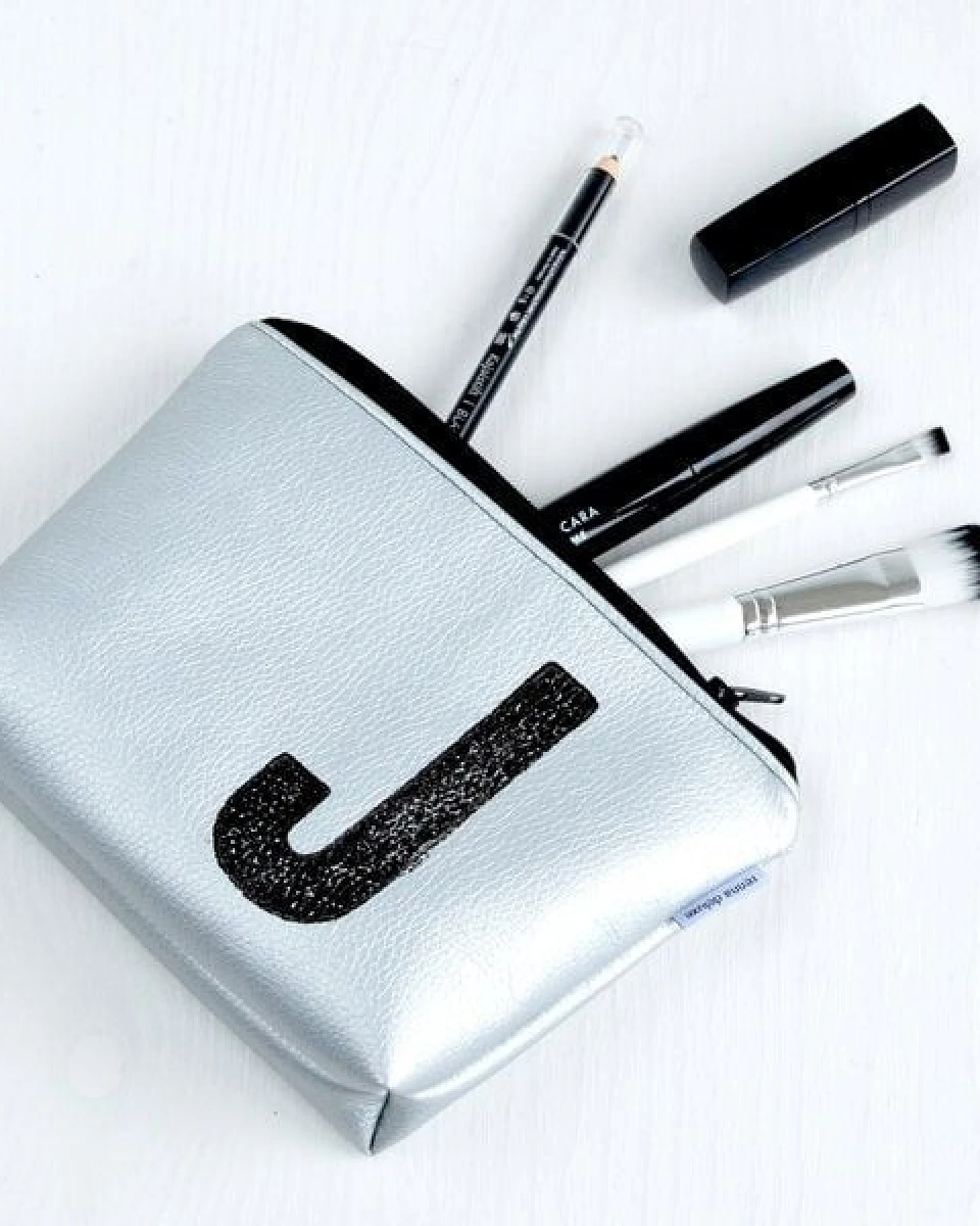 renna deluxe Kulturtasche und Kosmetiktasche personalisiert mit Monogramm SILBER – Ansicht 4
