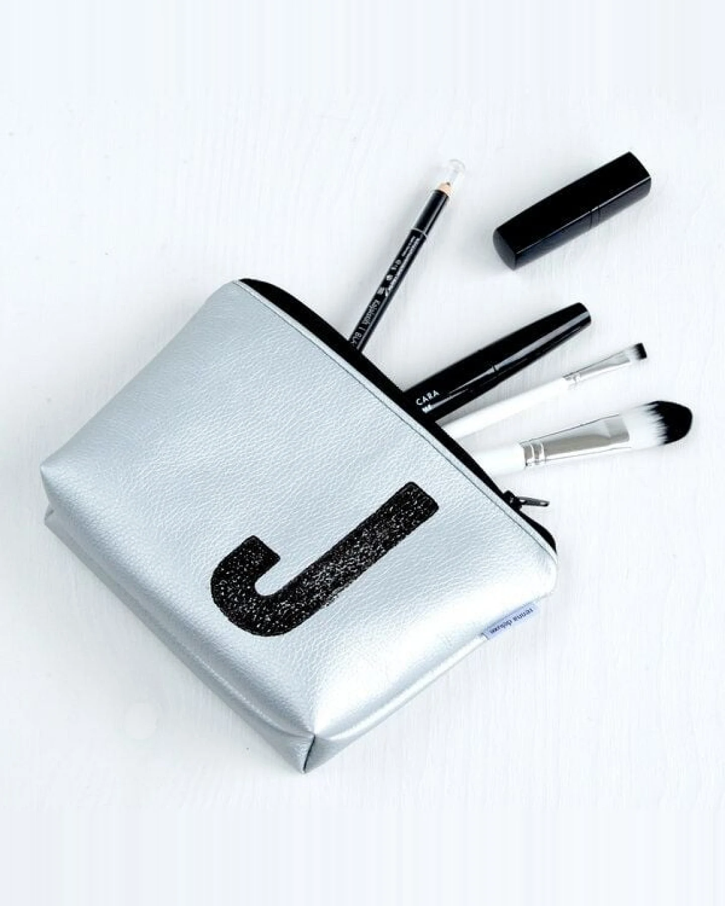 renna deluxe Kulturtasche und Kosmetiktasche personalisiert mit Monogramm SILBER – Ansicht 4