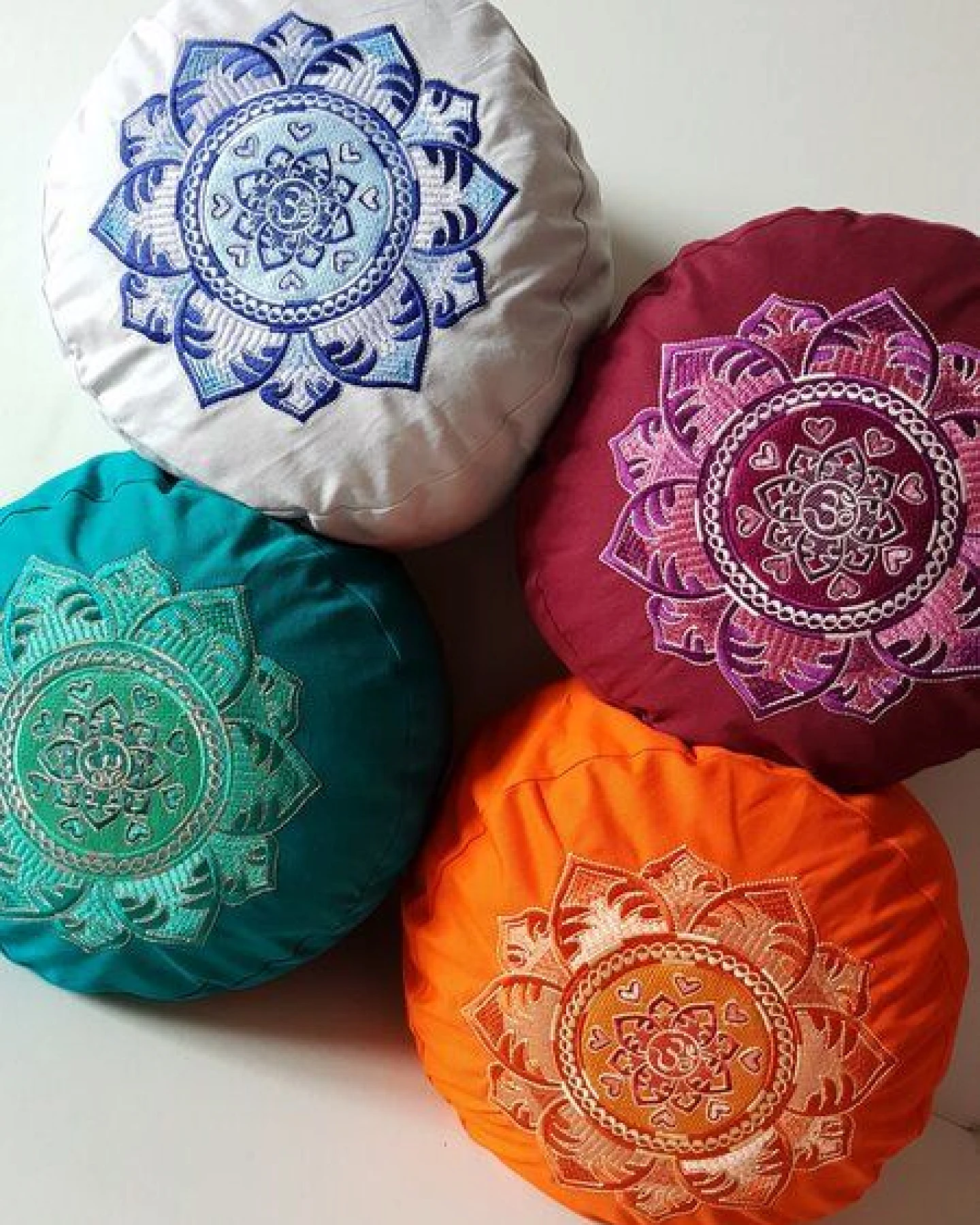 BAGHI Meditationskissen rund mit OM Mandala Bestickung – Ansicht 2