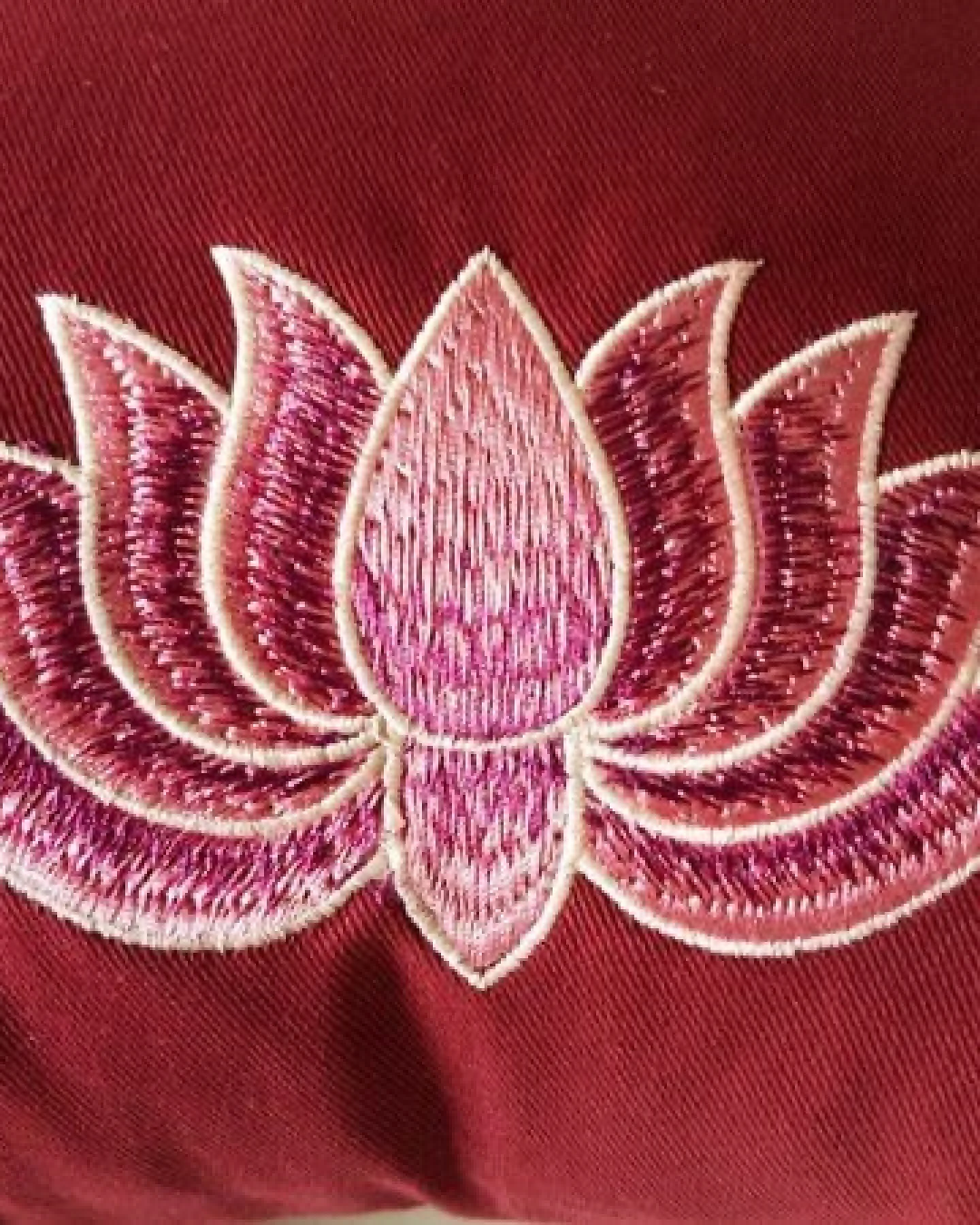 BAGHI Meditationskissen Halbmond kräftige Farben mit Lotus Bestickung im Farbverlauf Bio-Baumwolle kbA – Ansicht 3