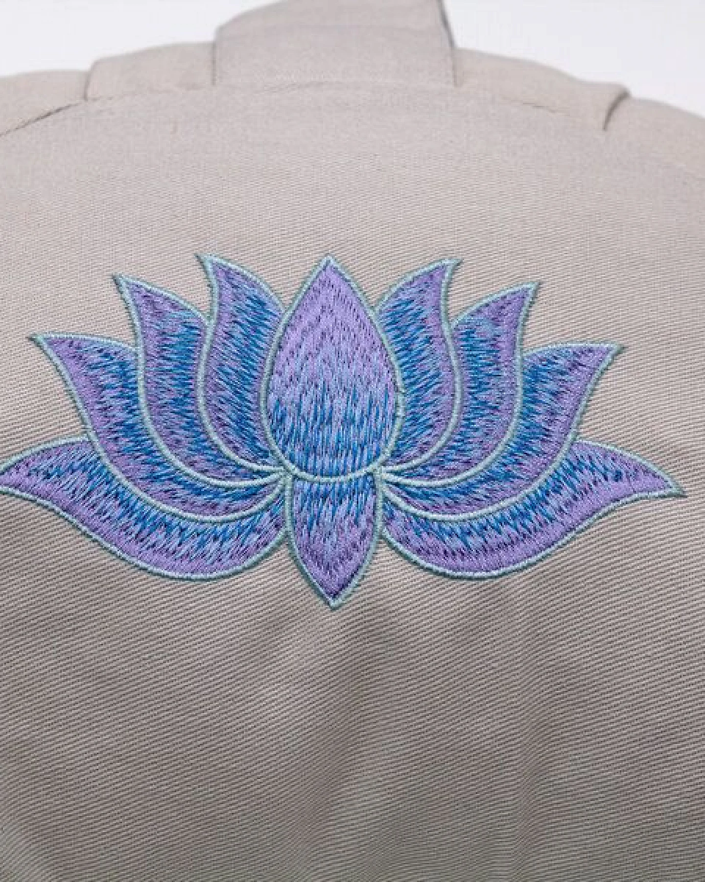 BAGHI Meditationskissen Halbmond kräftige Farben mit Lotus Bestickung im Farbverlauf Bio-Baumwolle kbA – Ansicht 3