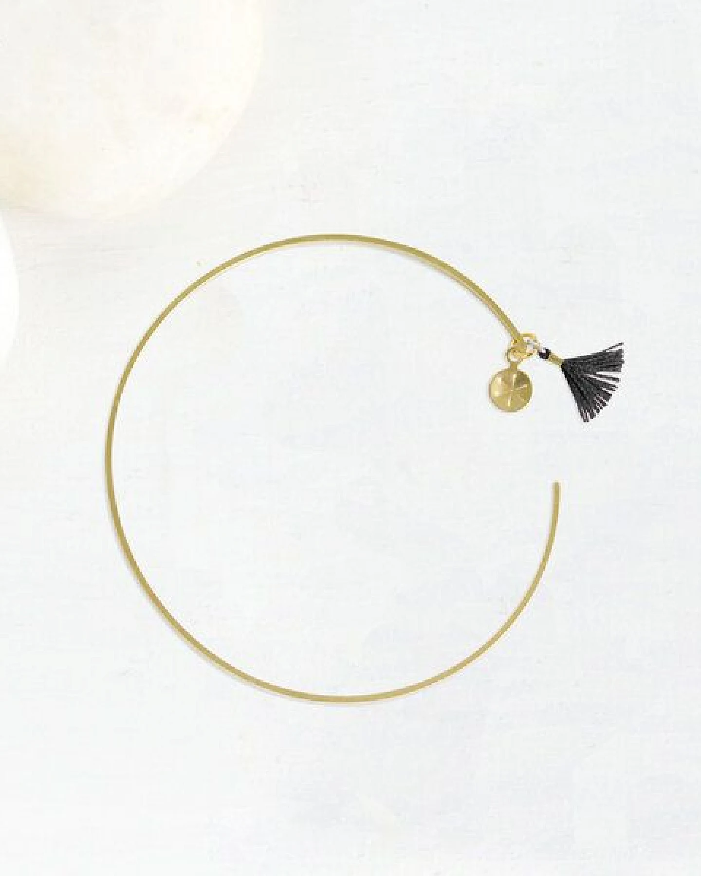 renna deluxe Armreif in Gold mit zwei Anhängern – Ansicht 2