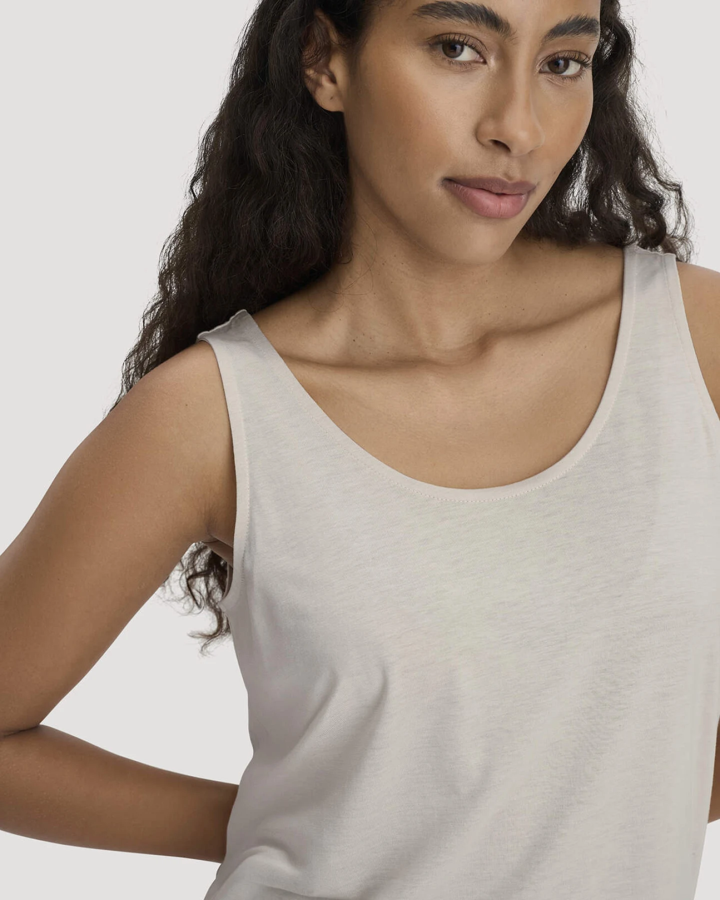 hessnatur Damen Jersey Top Relaxed aus TENCEL™ Lyocell mit Bio-Baumwolle - beige - Größe 44 – Ansicht 4