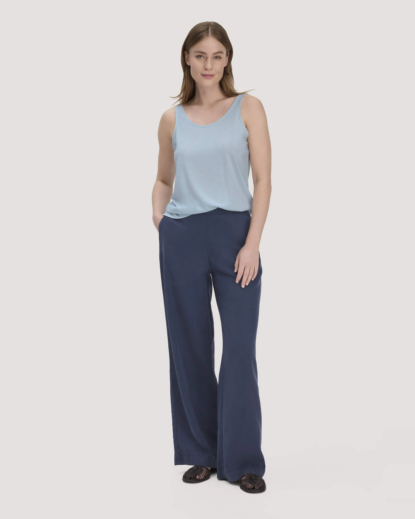 hessnatur Damen Jersey Top Relaxed aus TENCEL™ Lyocell mit Bio-Baumwolle - blau - Größe 34 – Ansicht 2