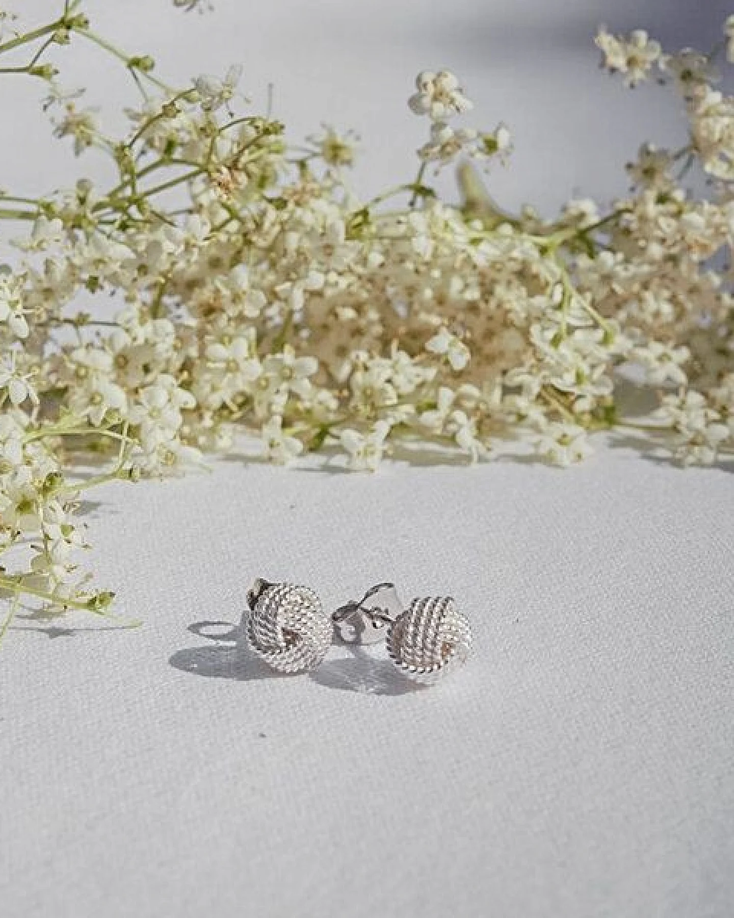 pakilia Silber Ohrstecker Knoten verschlungen Fair-Trade und handmade – Ansicht 3