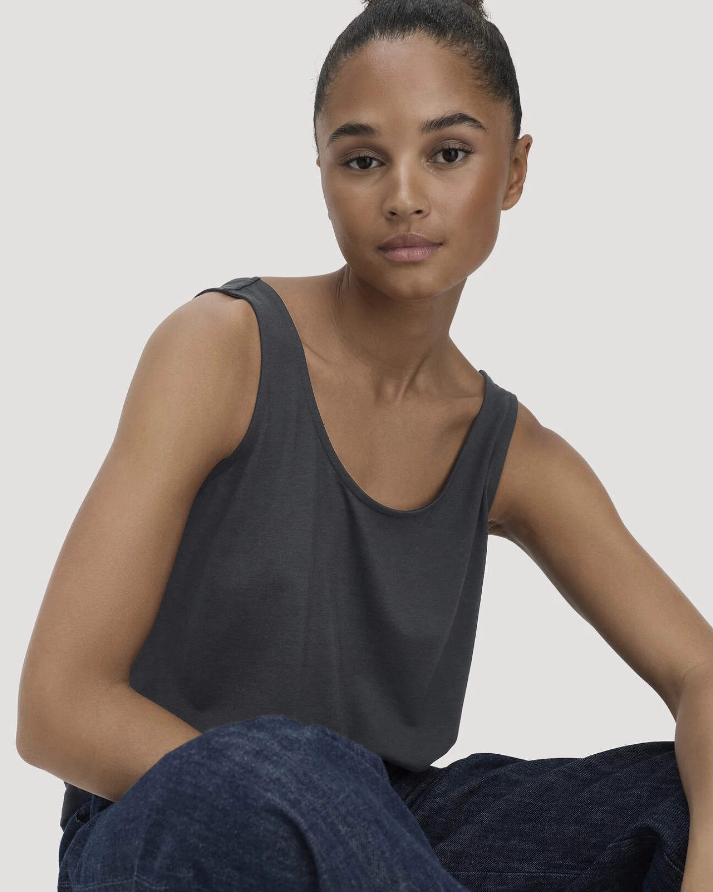hessnatur Damen Jersey Top Relaxed aus TENCEL™ Lyocell mit Bio-Baumwolle - schwarz - Größe 34 – Ansicht 4