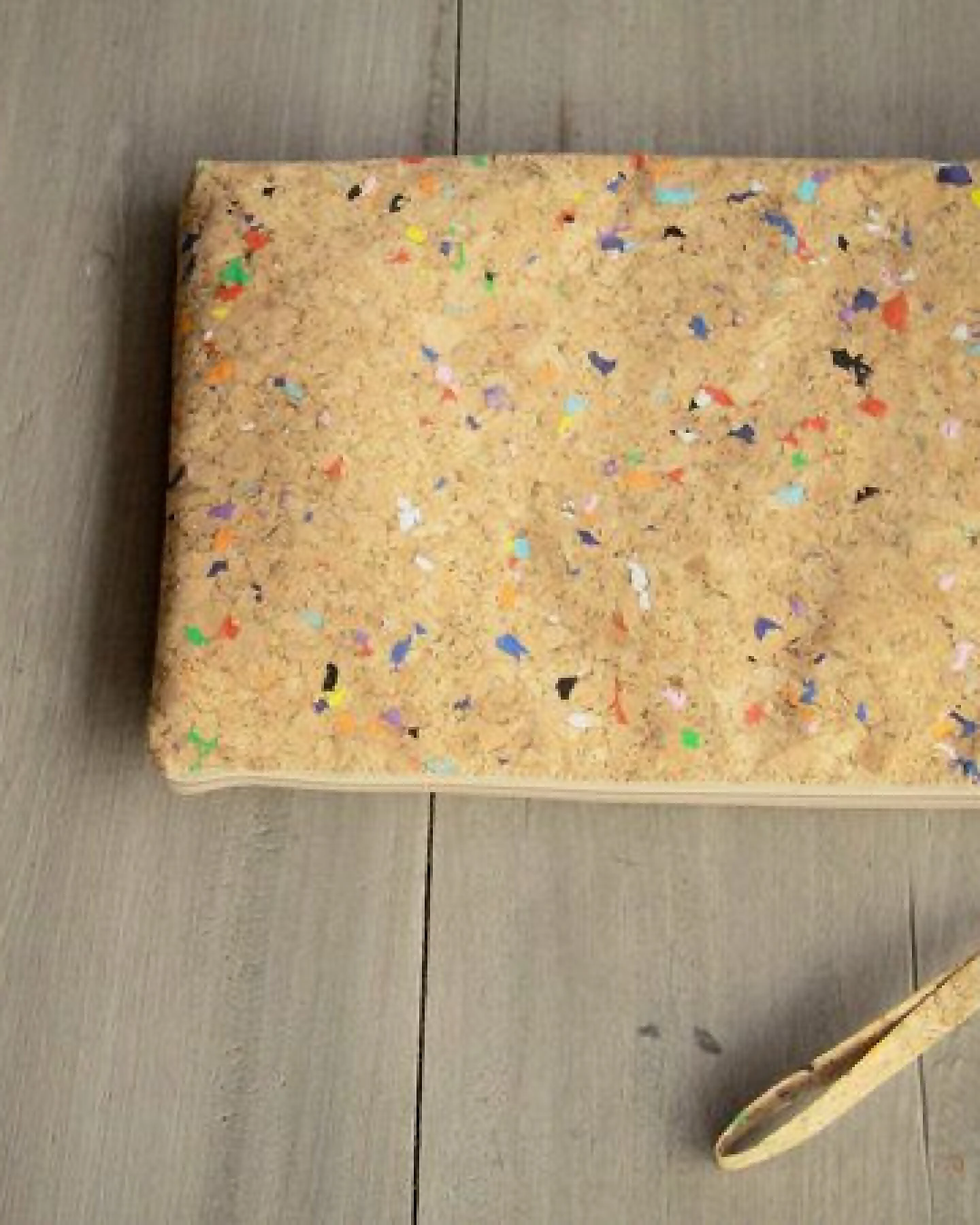 BY COPALA Gefütterte 13–14 Zoll Kork Laptoptasche – Nachhaltige vegane Hülle, wasserabweisende handgefertigte Tasche mit Zipper für MacBook Air / Pro & Notebooks - Farb-Akzenten – Ansicht 4