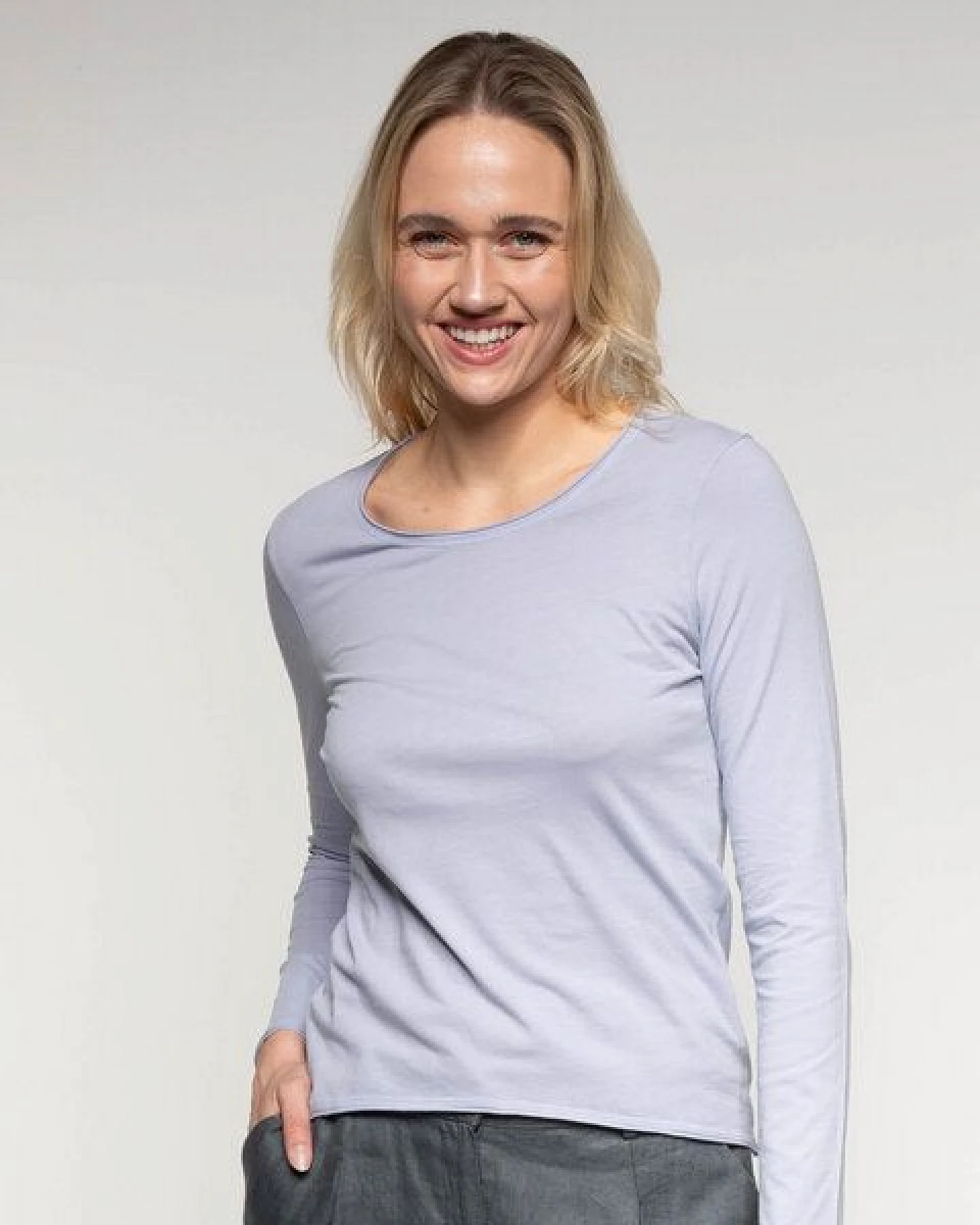 Alma & Lovis Smartes Langarmshirt aus Bio-Baumwolle – Ansicht 2