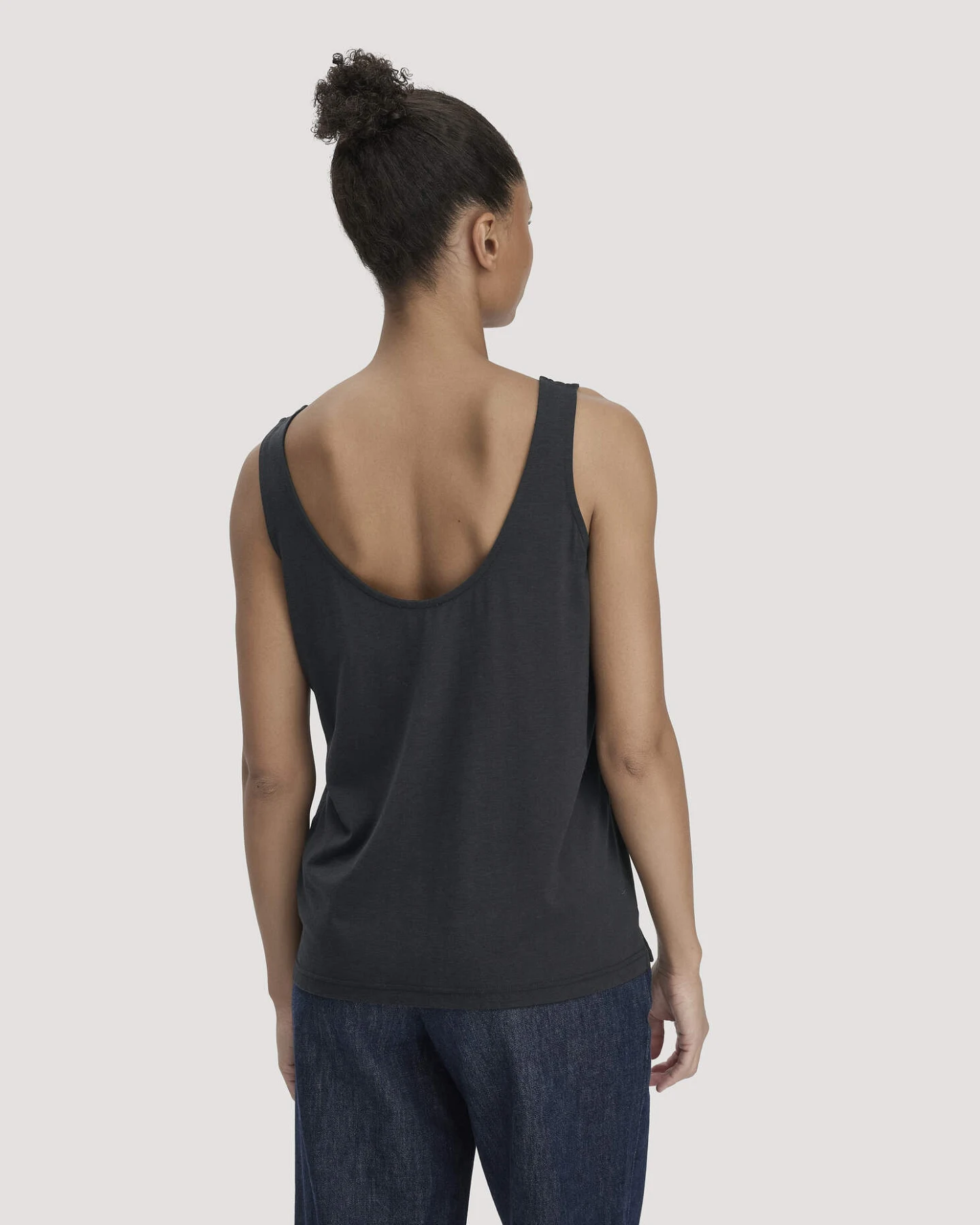 hessnatur Damen Jersey Top Relaxed aus TENCEL™ Lyocell mit Bio-Baumwolle - schwarz - Größe 40 – Ansicht 3