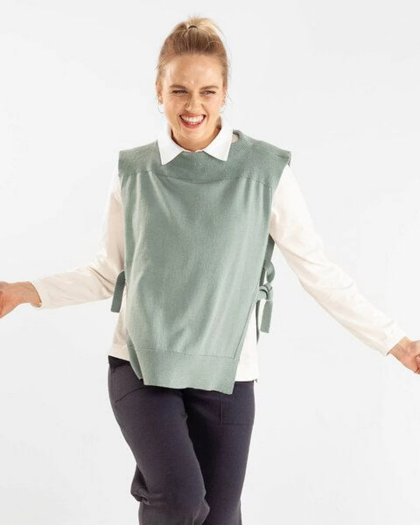 Alma & Lovis Cape aus Bio-Baumwoll-/Woll-Mix – Ansicht 3
