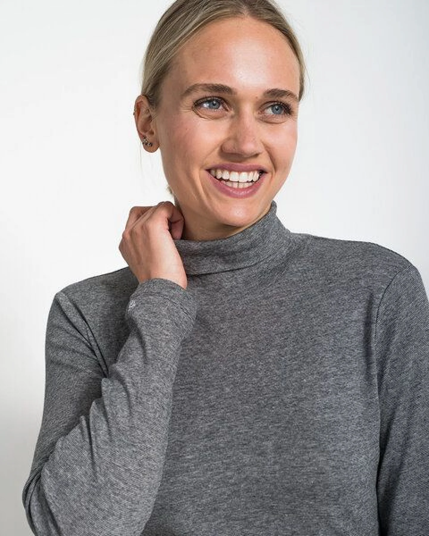 Alma & Lovis Rollkragenshirt aus Bio-Baumwoll-Jersey – Ansicht 2