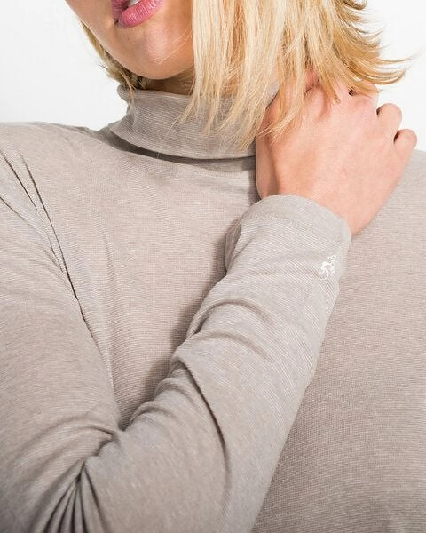 Alma & Lovis Rollkragenshirt aus Bio-Baumwoll-Jersey – Ansicht 3