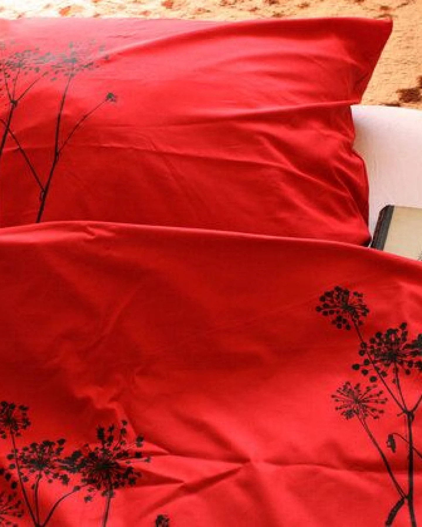 Hirschkind Handbedruckte Bio-Bettwäsche 'Schierling' in rot – Ansicht 3