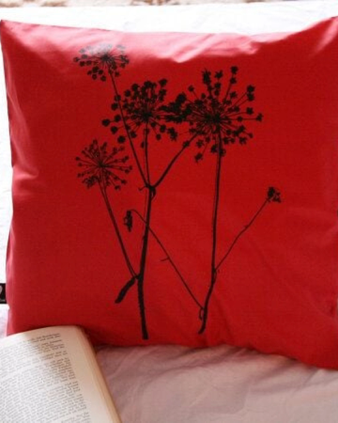 Hirschkind Bio-Kissenbezug 'Schierling' rot 40x40cm – Ansicht 4