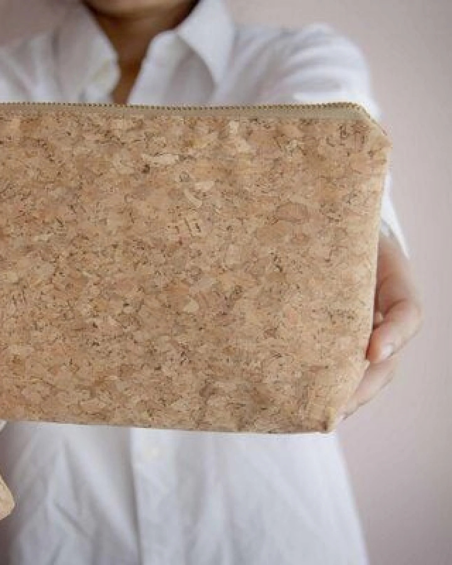 BY COPALA Kleines Täschchen aus Recycling-Kork, Vegan Kosmetiktasche – Ansicht 2