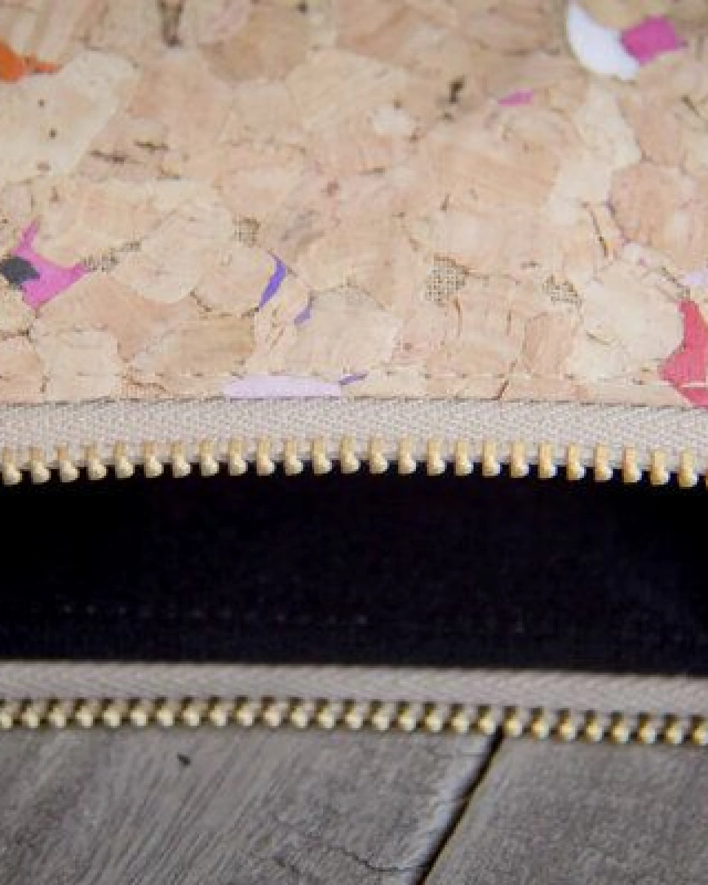 BY COPALA Kleines Täschchen aus buntem Recycling-Kork / Vegan / Kosmetiktasche – Ansicht 2