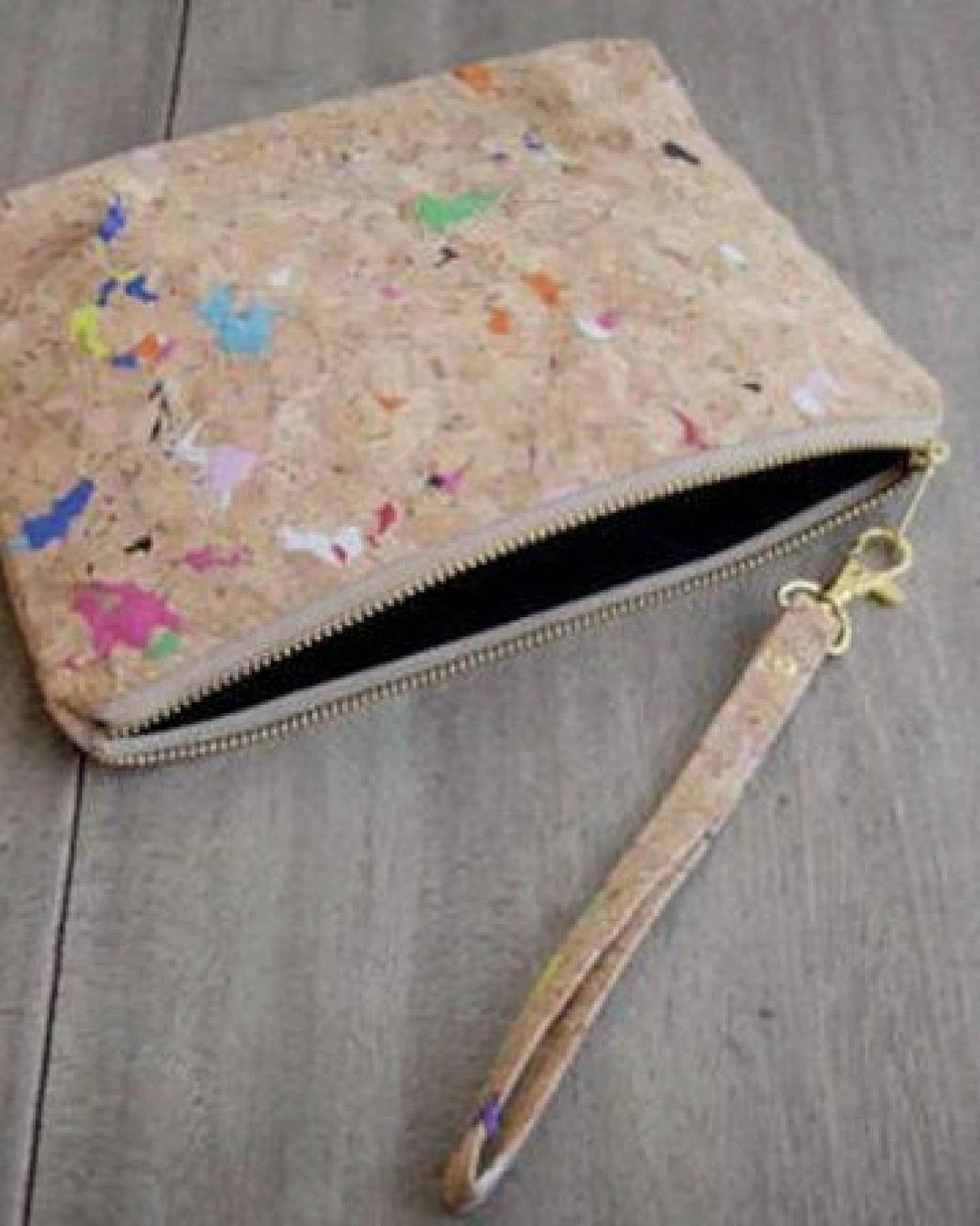 BY COPALA Kleines Täschchen aus buntem Recycling-Kork / Vegan / Kosmetiktasche – Ansicht 3