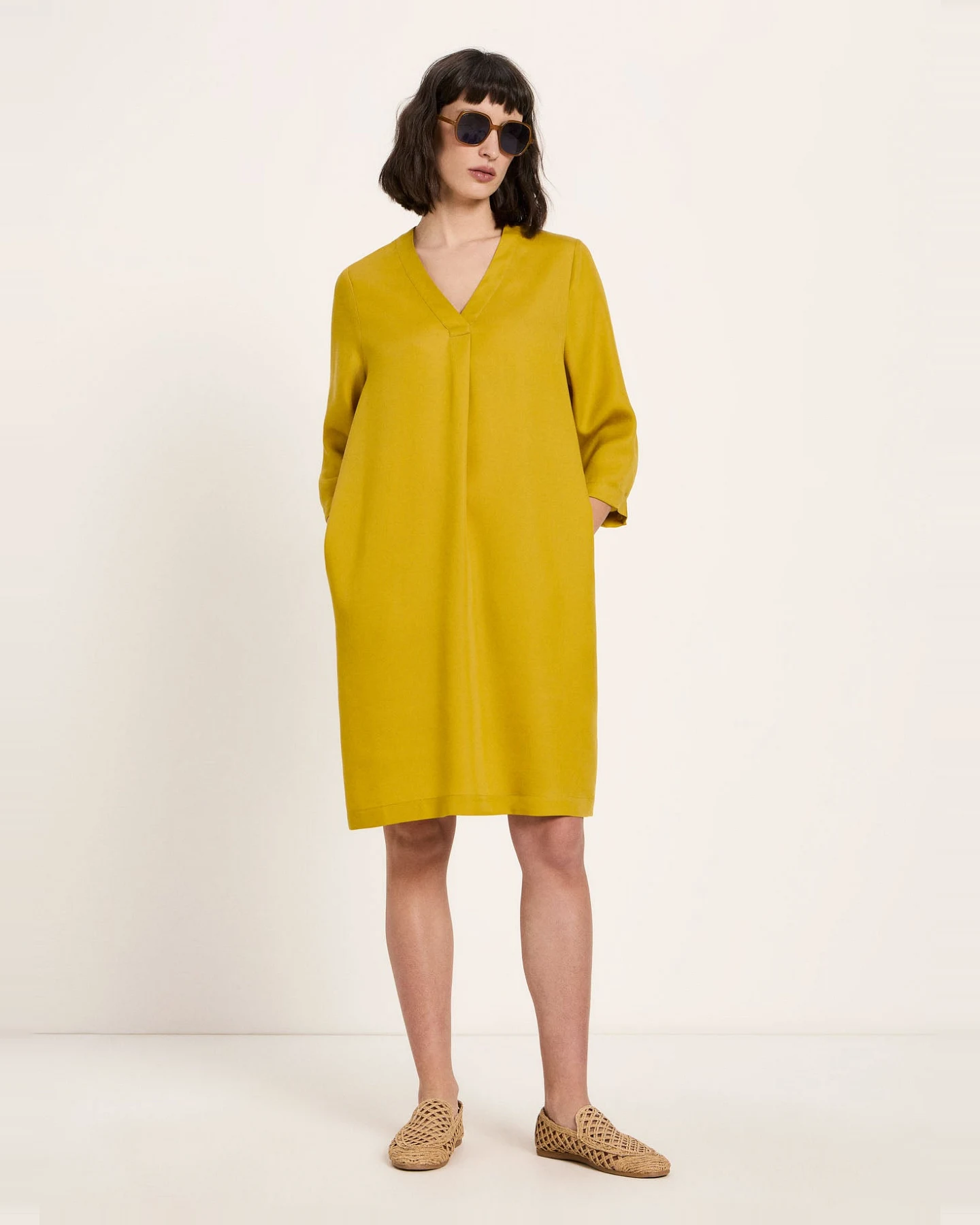 Kleid mit V-Ausschnitt – Ansicht 2