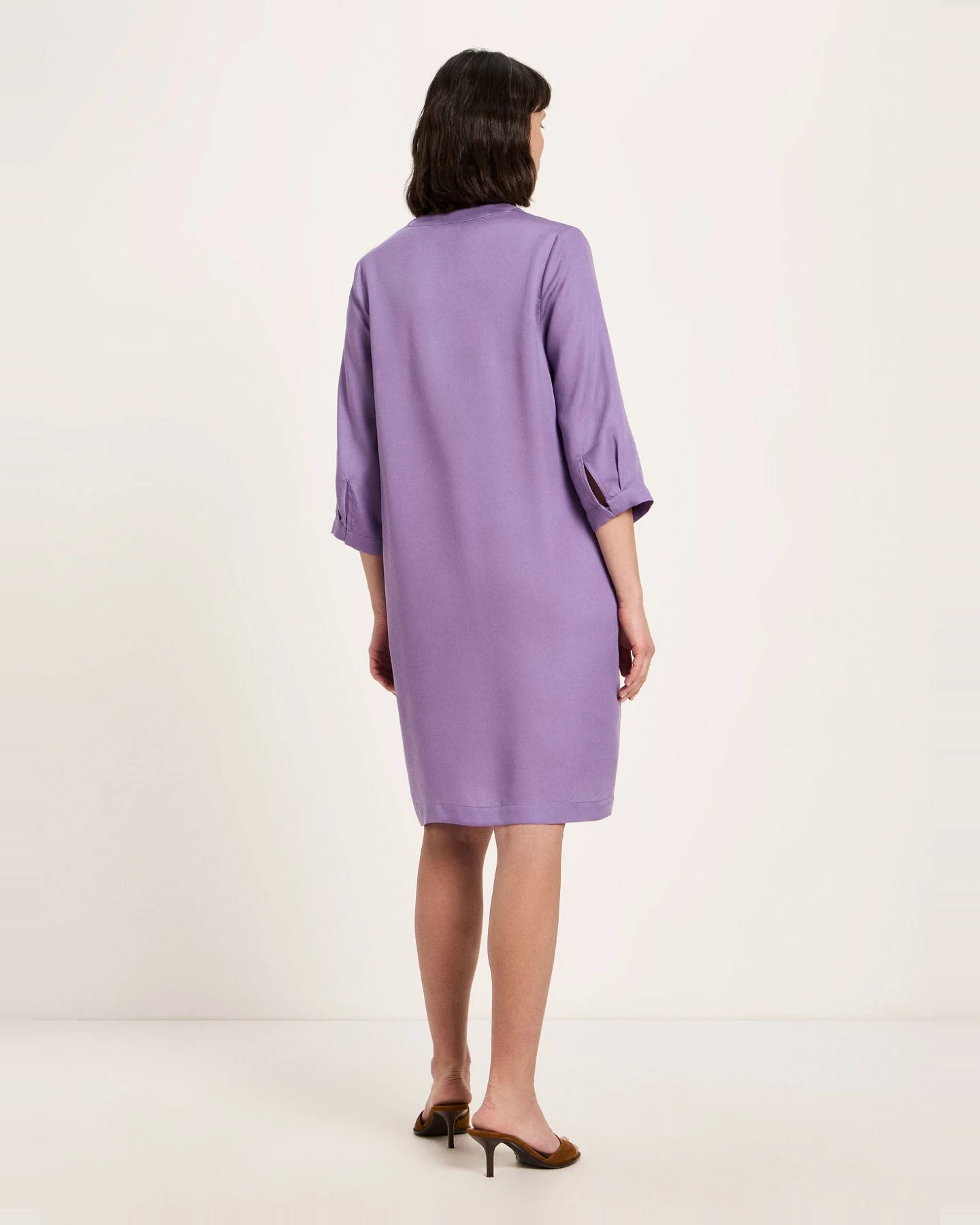 Kleid mit V-Ausschnitt – Ansicht 3