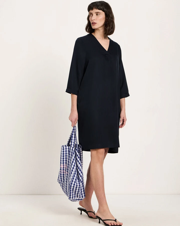 Kleid mit V-Ausschnitt