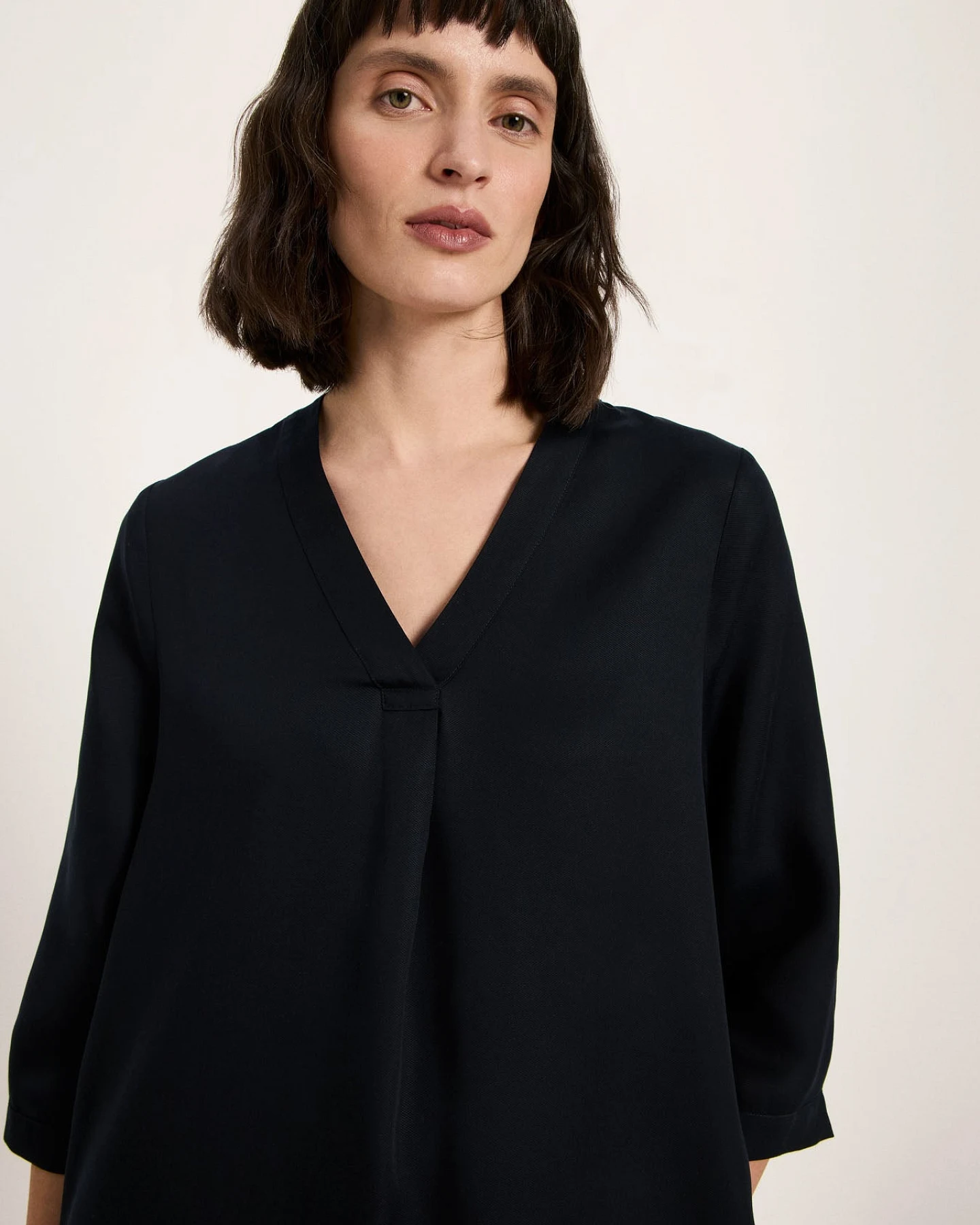 Kleid mit V-Ausschnitt – Ansicht 2