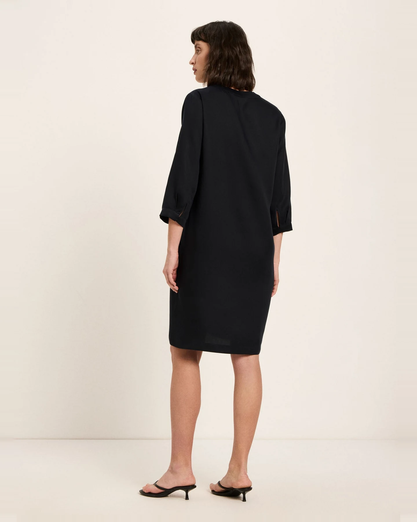 Kleid mit V-Ausschnitt – Ansicht 3