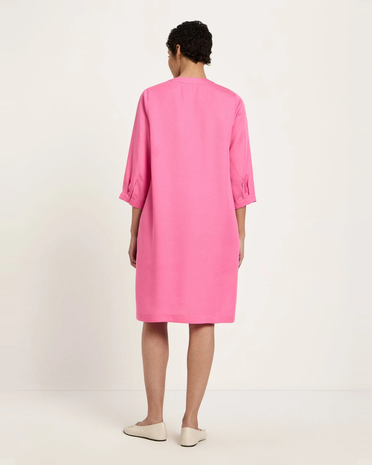 Kleid mit V-Ausschnitt – Ansicht 3