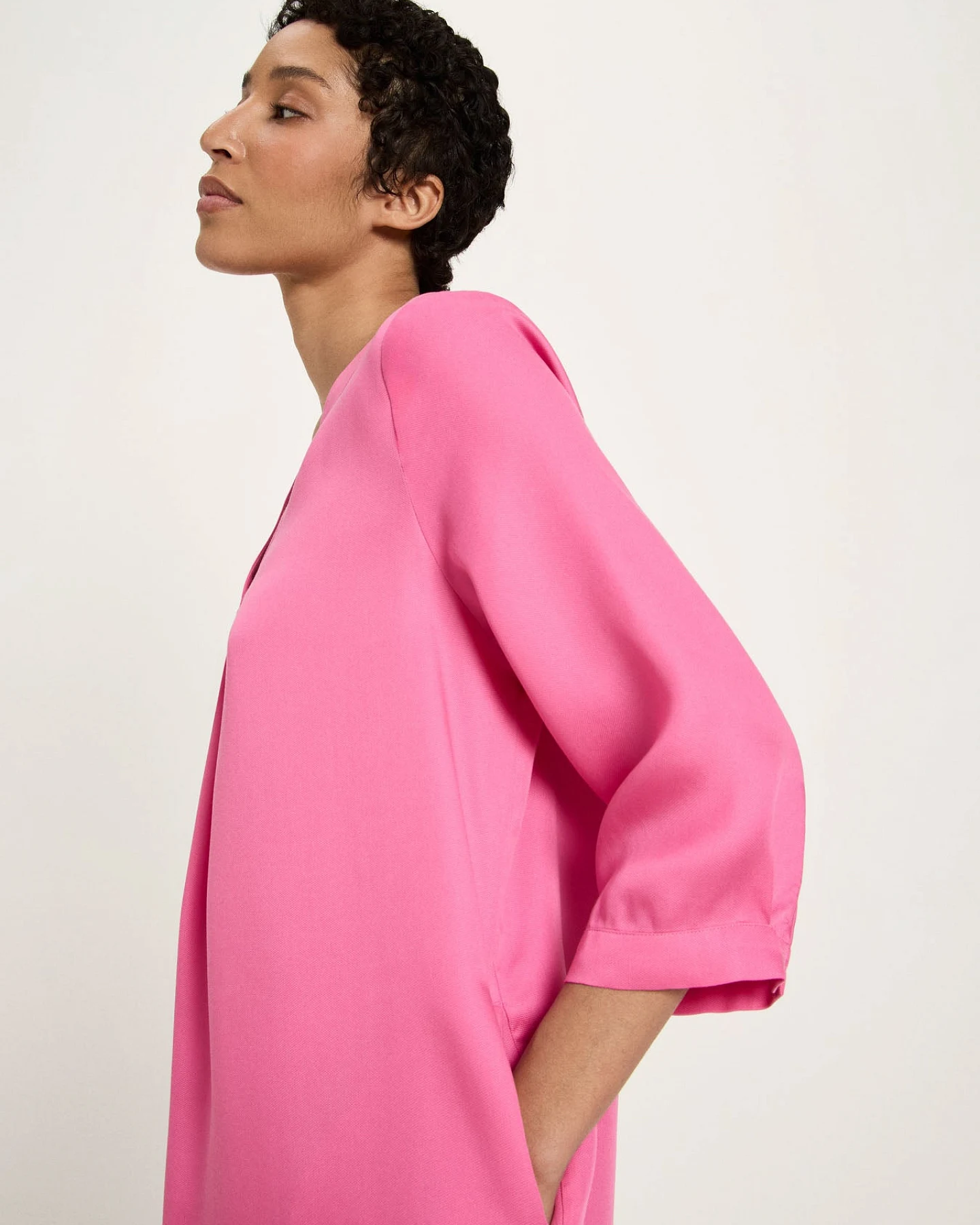 Kleid mit V-Ausschnitt – Ansicht 2