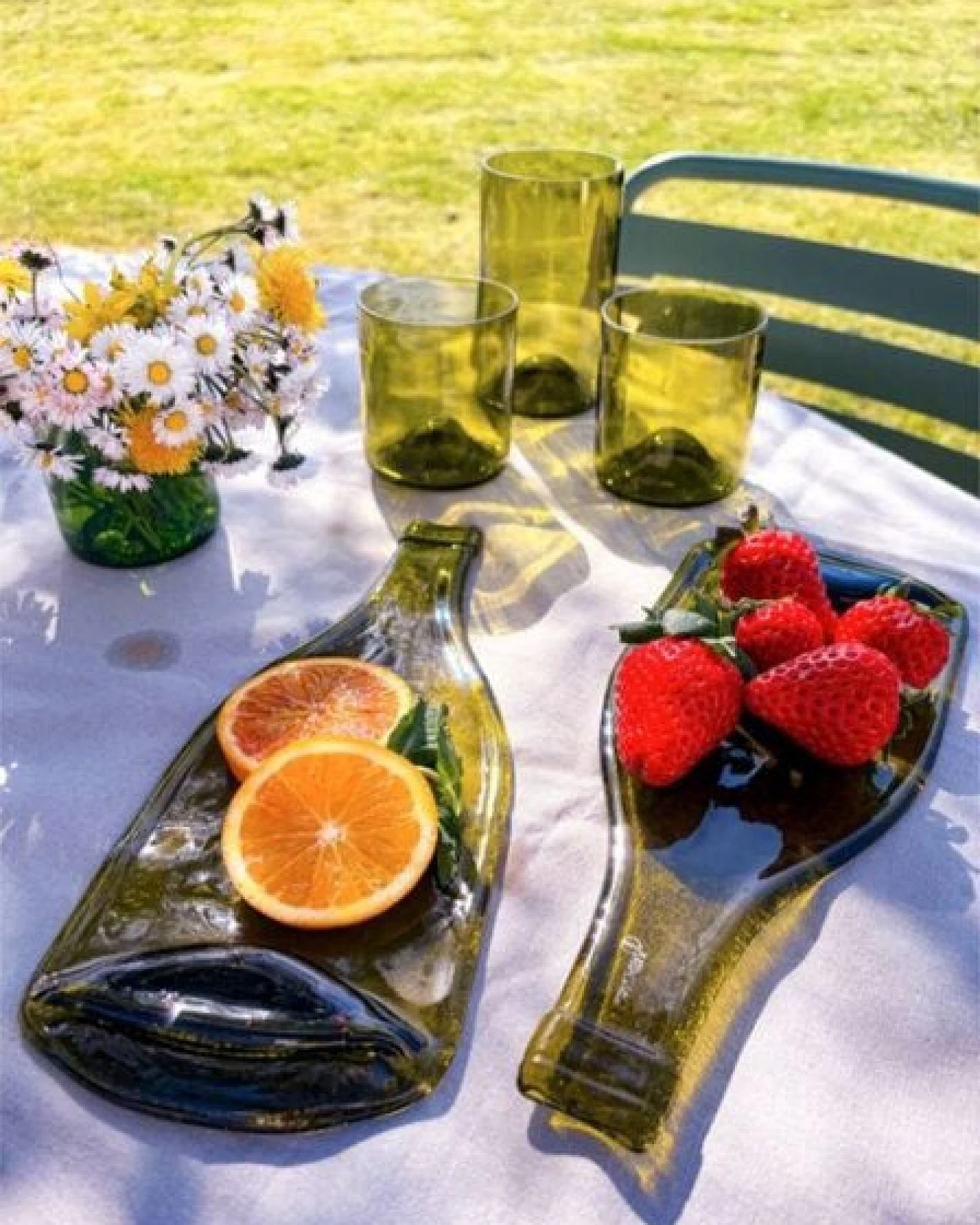 Upcycling-Glas aus Weinflasche - Grün von Plates et Culotées - Weingläser – Ansicht 4