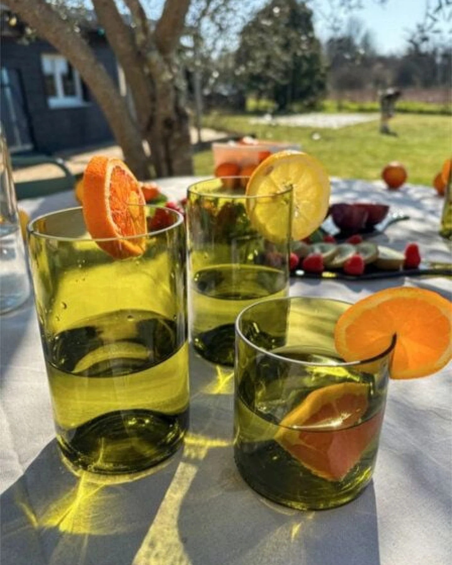 Upcycling-Glas aus Weinflasche - Grün von Plates et Culotées - Weingläser – Ansicht 2