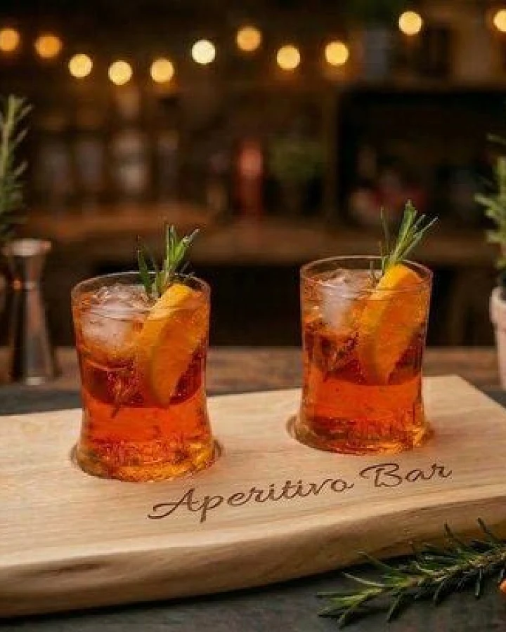 Portia by Callidus Designs Aperitivo Bar Servierbrett aus Eiche mit Naturkante, Aperol Spritz Brett mit Glasmulden, Aperitivo Set