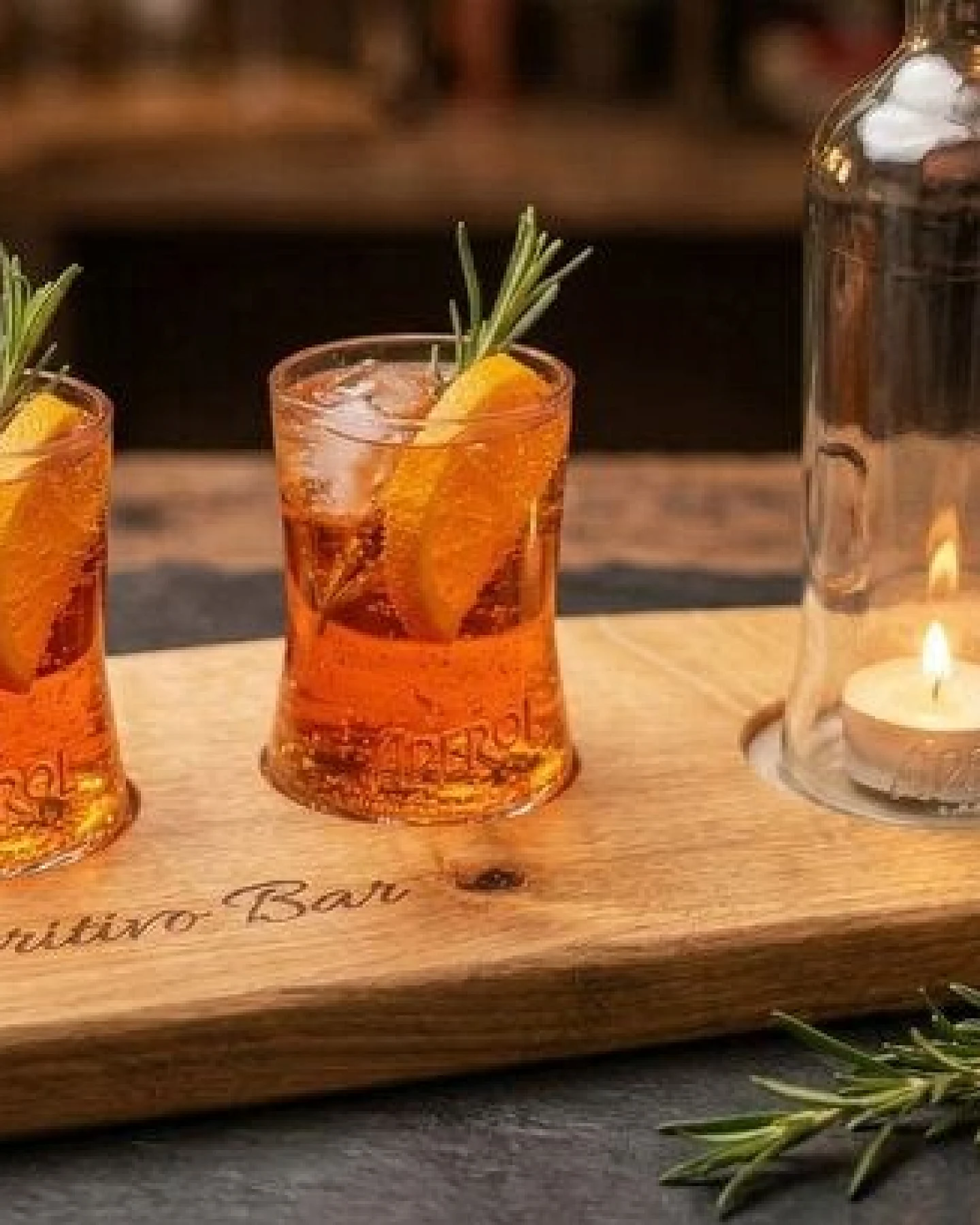 Portia by Callidus Designs Aperitivo Bar Servierbrett aus Eiche mit Naturkante, Aperol Spritz Brett mit Glasmulden, Aperitivo Set – Ansicht 2