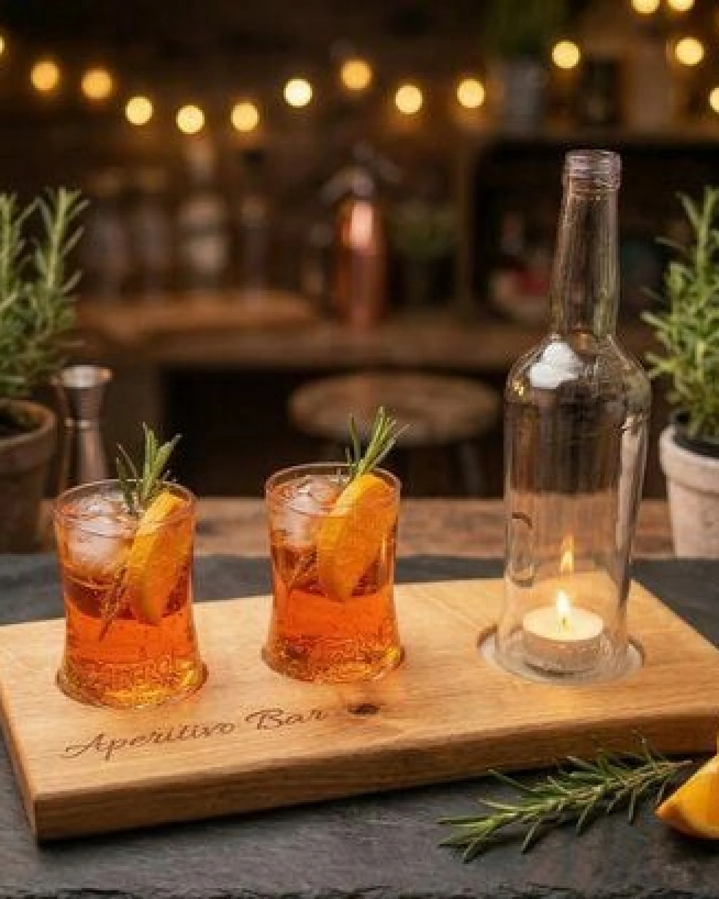 Portia by Callidus Designs Aperitivo Bar Servierbrett aus Eiche mit Naturkante, Aperol Spritz Brett mit Glasmulden, Aperitivo Set – Ansicht 3