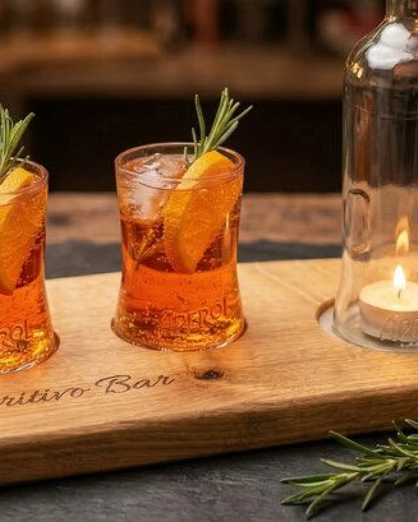 Portia by Callidus Designs Aperitivo Bar Servierbrett aus Eiche mit Naturkante, Aperol Spritz Brett mit Glasmulden, Aperitivo Set – Ansicht 2