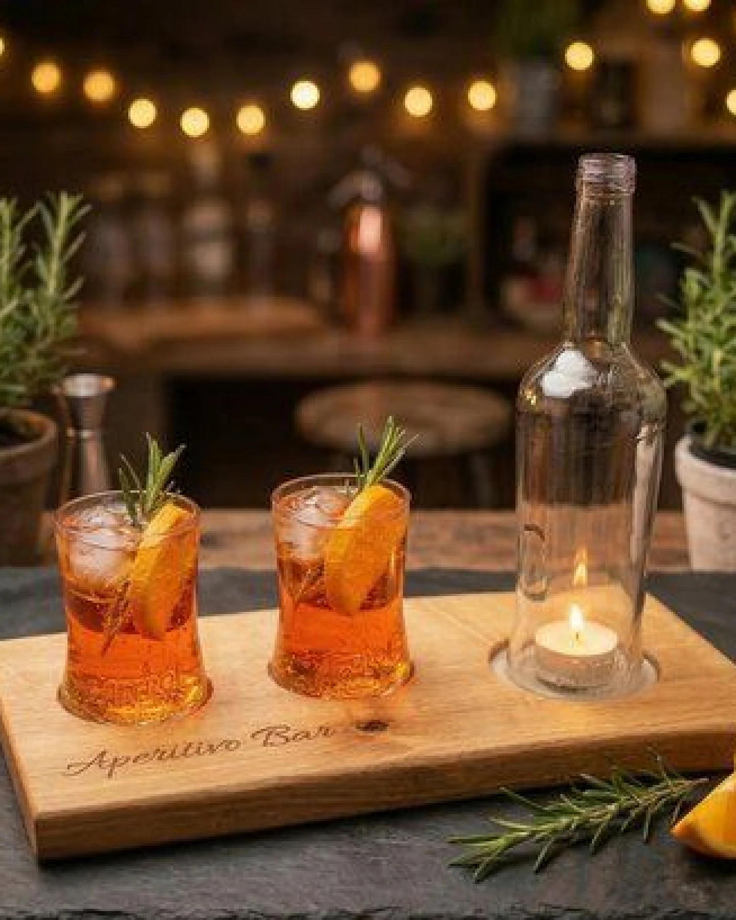 Portia by Callidus Designs Aperitivo Bar Servierbrett aus Eiche mit Naturkante, Aperol Spritz Brett mit Glasmulden, Aperitivo Set – Ansicht 3