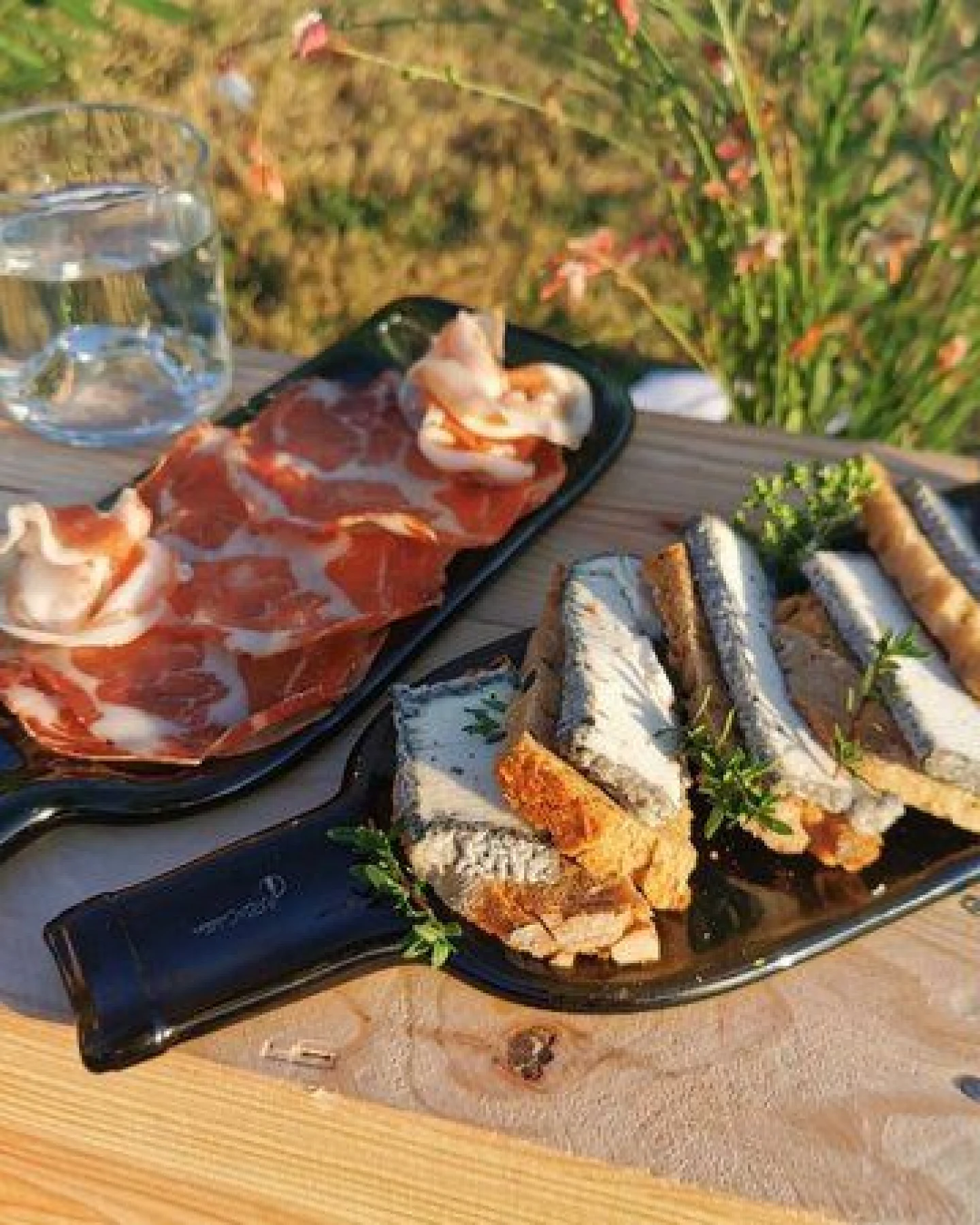 Upcycling-Servierplatte aus Weinflaschen – weiß & grün von Plates et Culotées - Servierteller – Ansicht 2