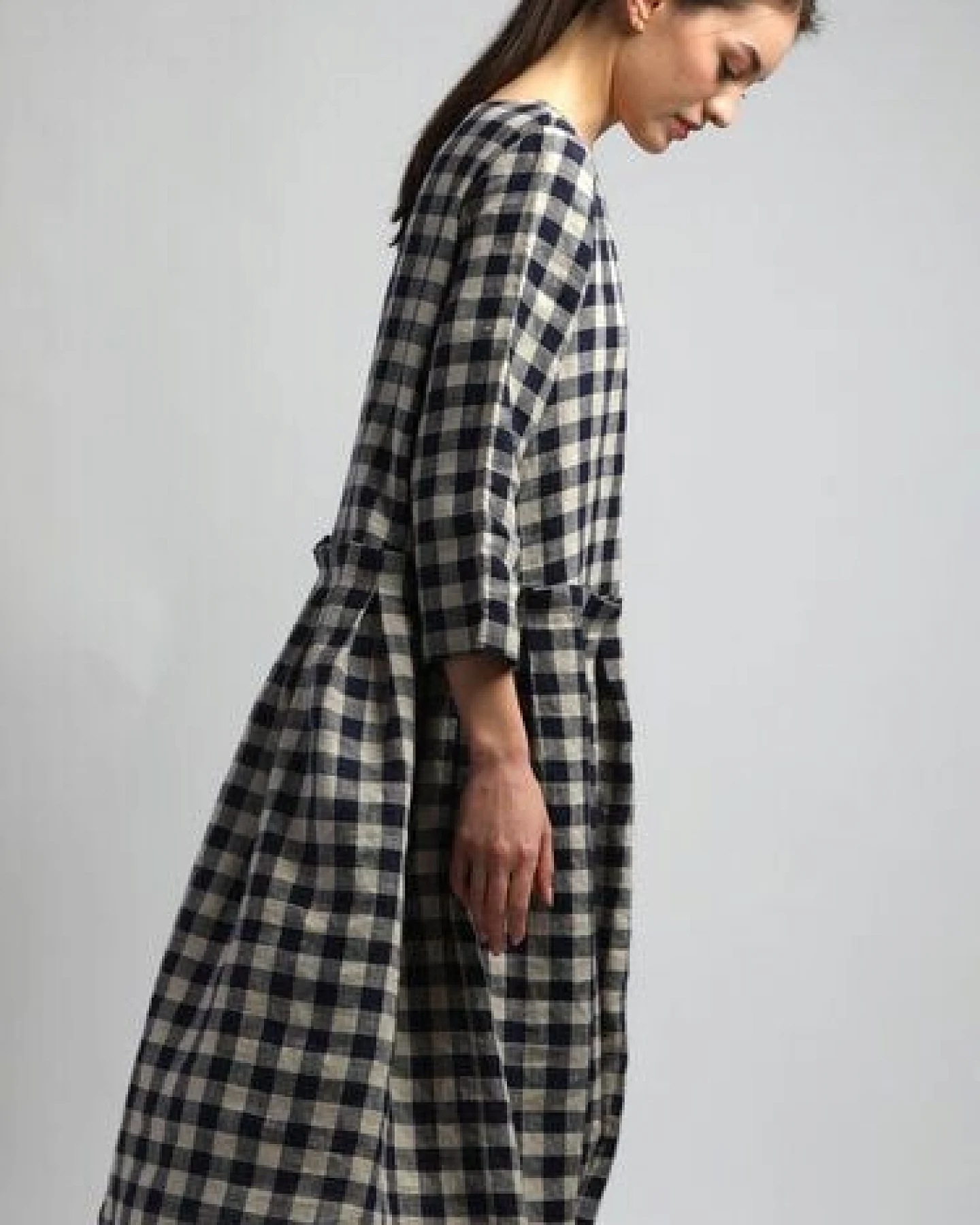 KNOTIUM TIA Midi-Leinenkleid mit sanften Falten – Ansicht 3