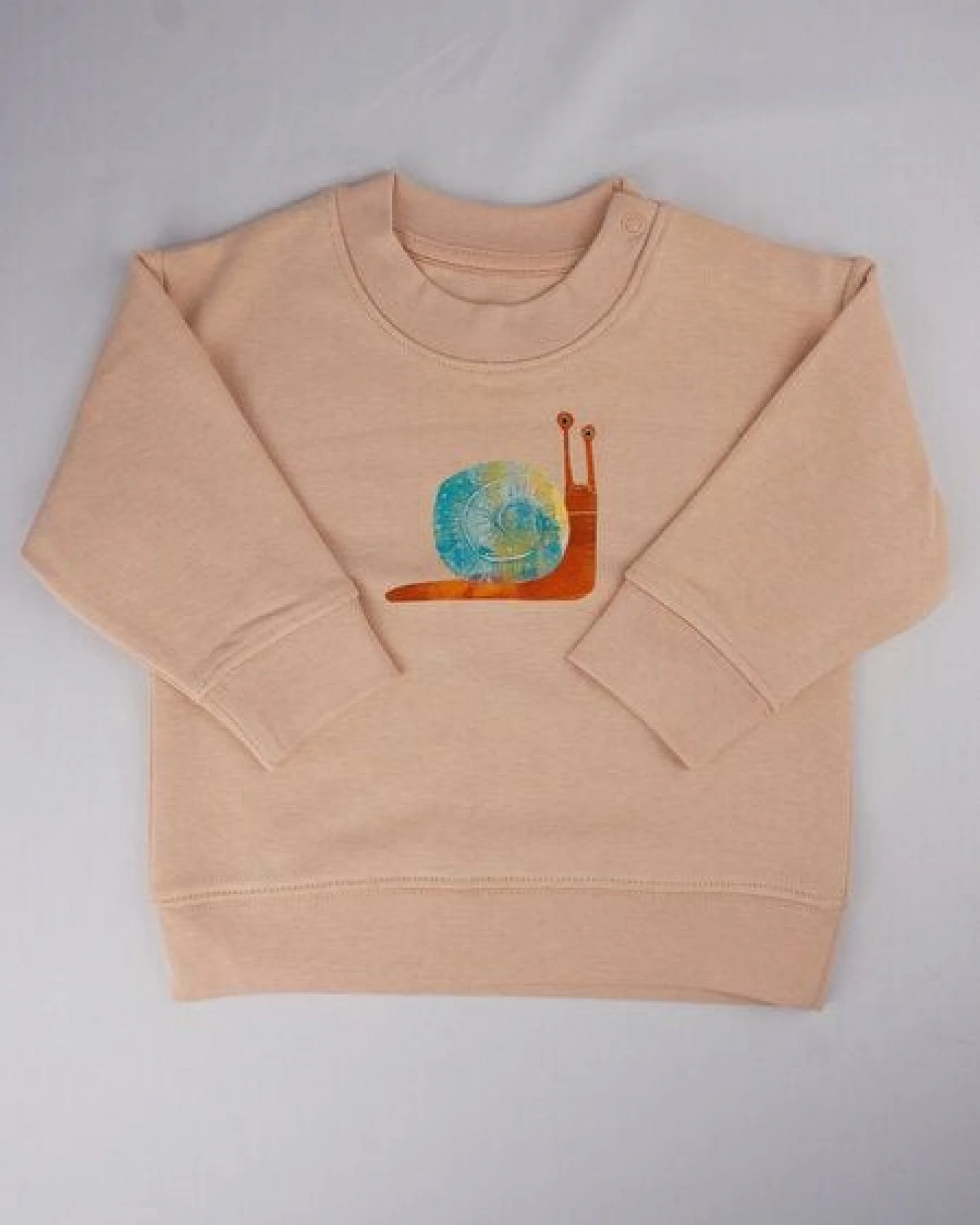 Meladi Kinder Baby - Sweater aus Biobaumwolle - Schnecke auf Creme Latte – Ansicht 2