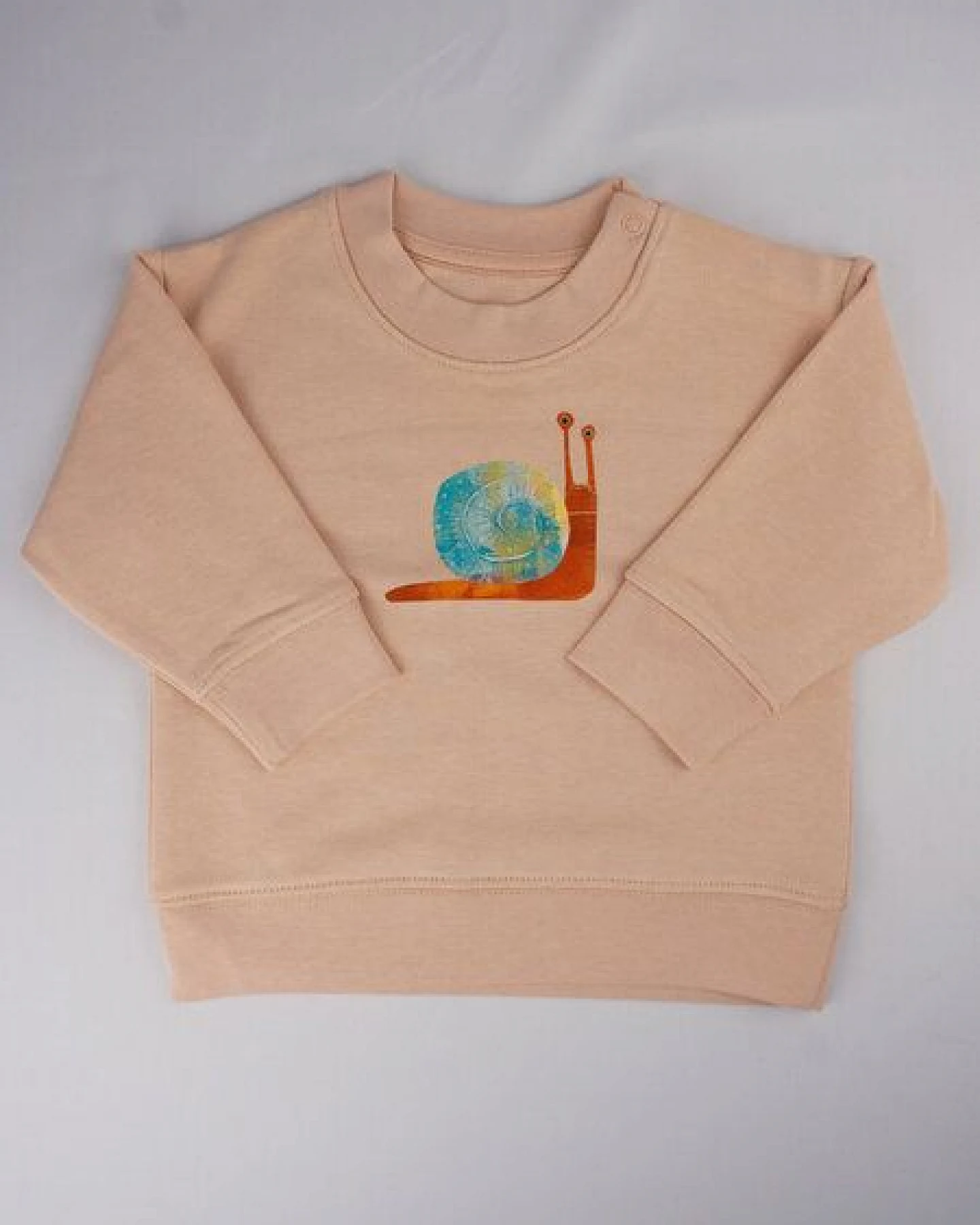 Meladi Kinder Baby - Sweater aus Biobaumwolle - Schnecke auf Creme Latte – Ansicht 2