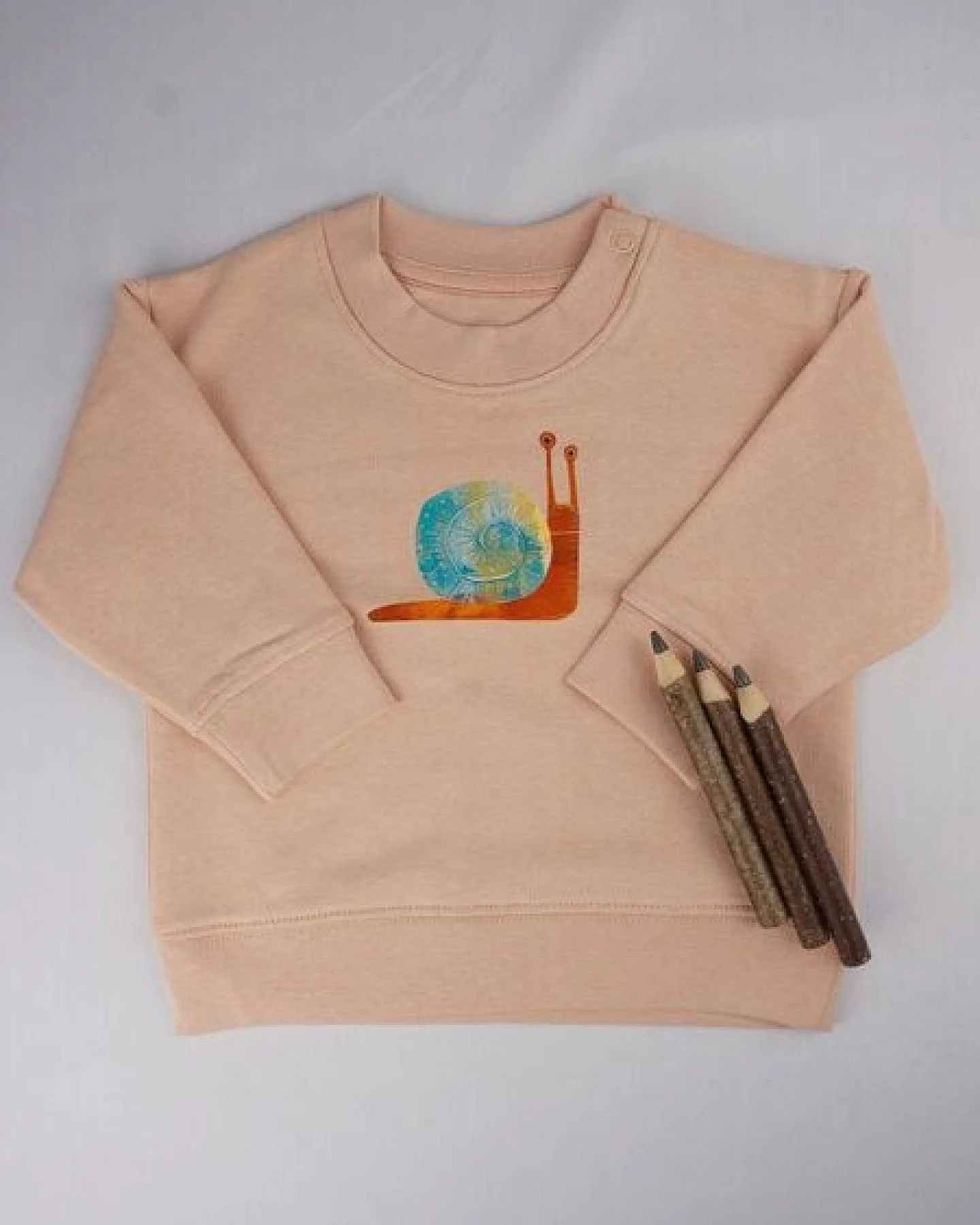 Meladi Kinder Baby - Sweater aus Biobaumwolle - Schnecke auf Creme Latte – Ansicht 4