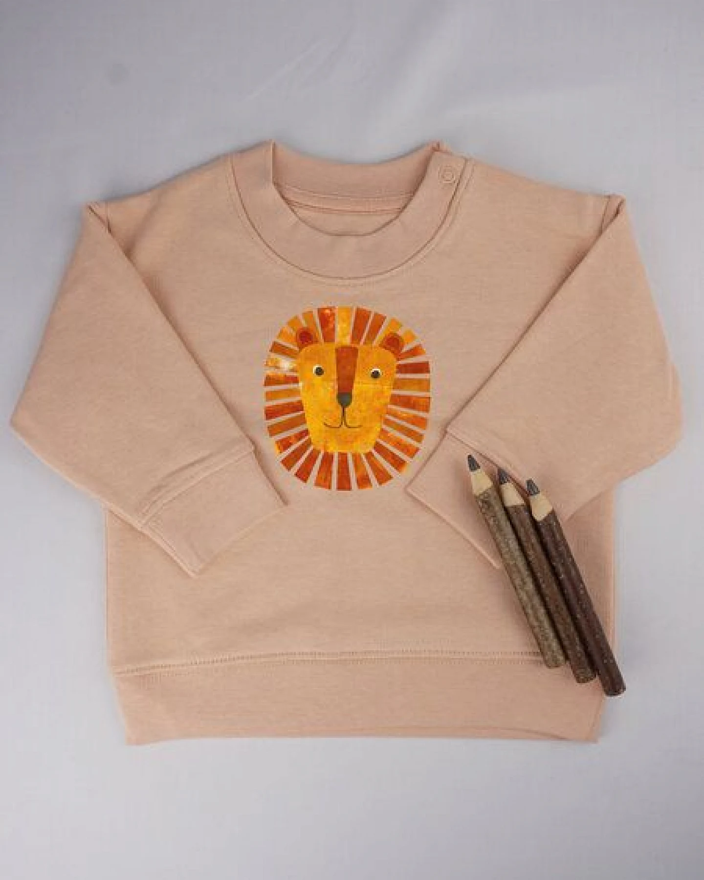 Meladi Kinder Baby - Sweater aus Biobaumwolle - Löwe auf Creme Latte – Ansicht 3