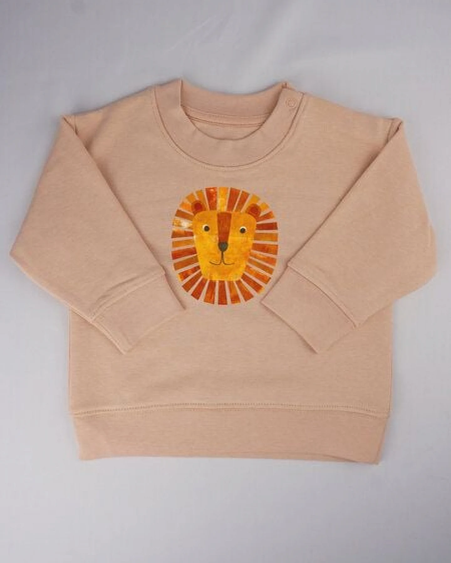 Meladi Kinder Baby - Sweater aus Biobaumwolle - Löwe auf Creme Latte – Ansicht 4