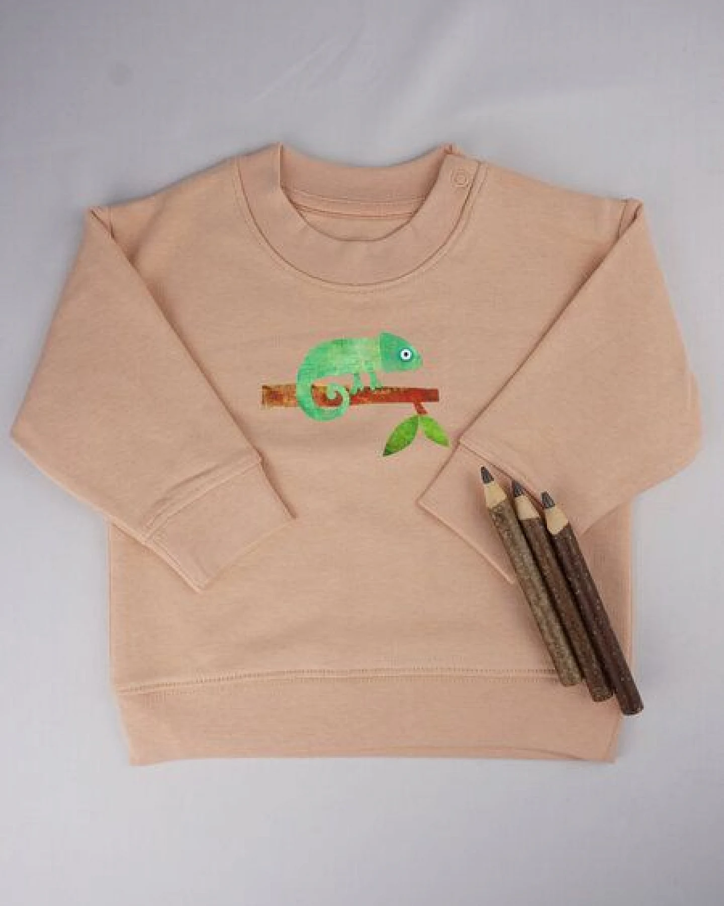 MELAdi Kinder Baby - Sweater aus Biobaumwolle - Chamäleon auf Creme Latte – Ansicht 4