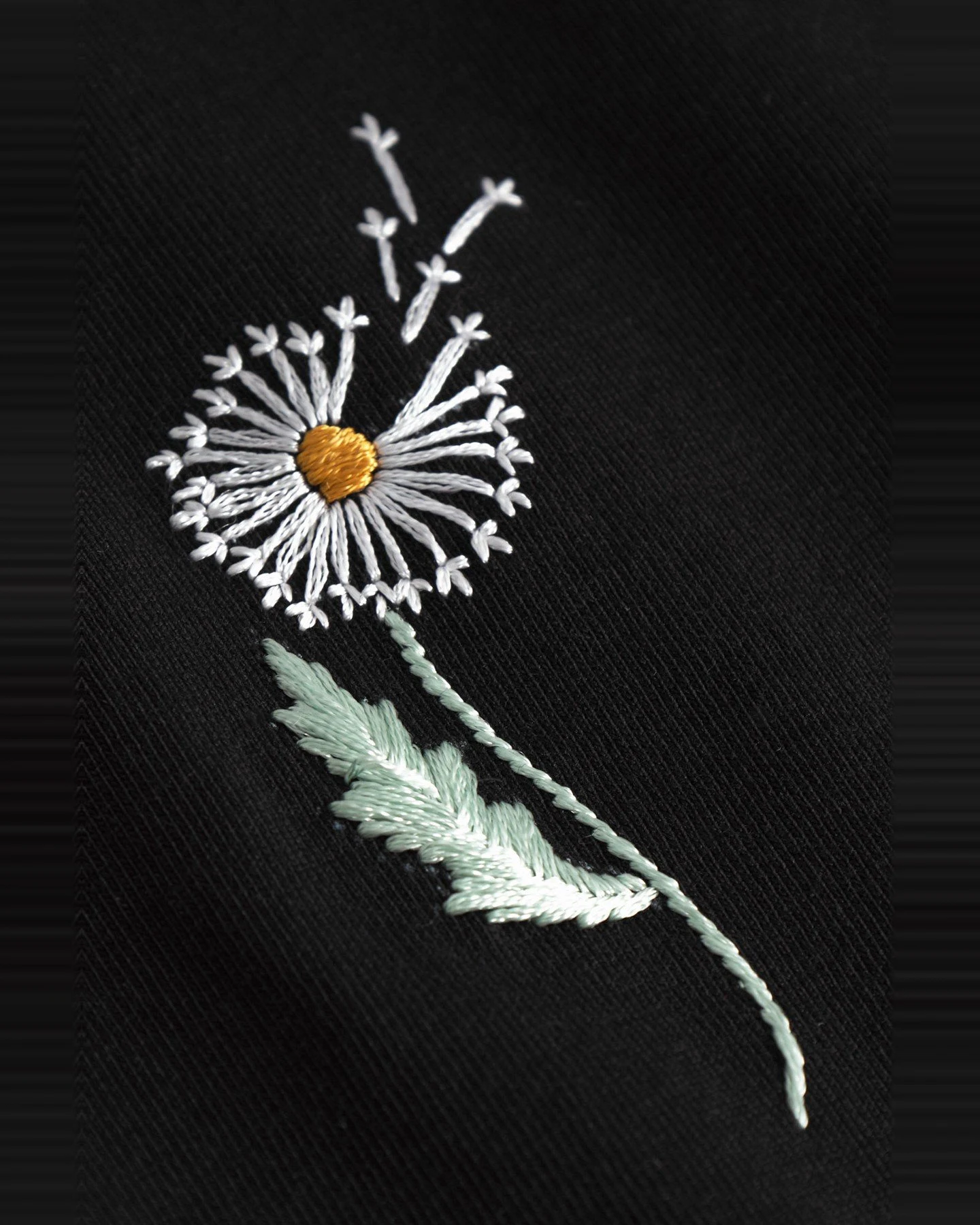 T-Shirt Visby Dandelion EMB Schwarz – Ansicht 5