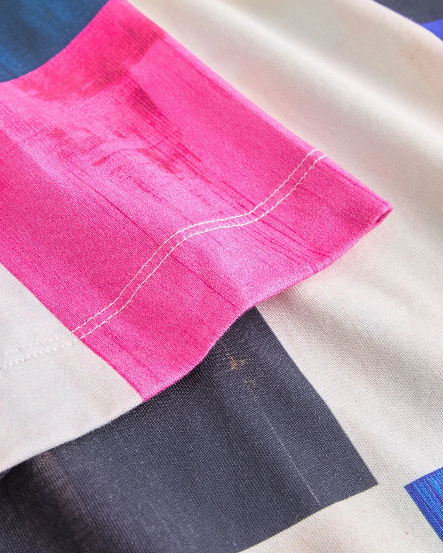 T-Shirt Vadstena Abstract Block Multi Color Rosa – Ansicht 4