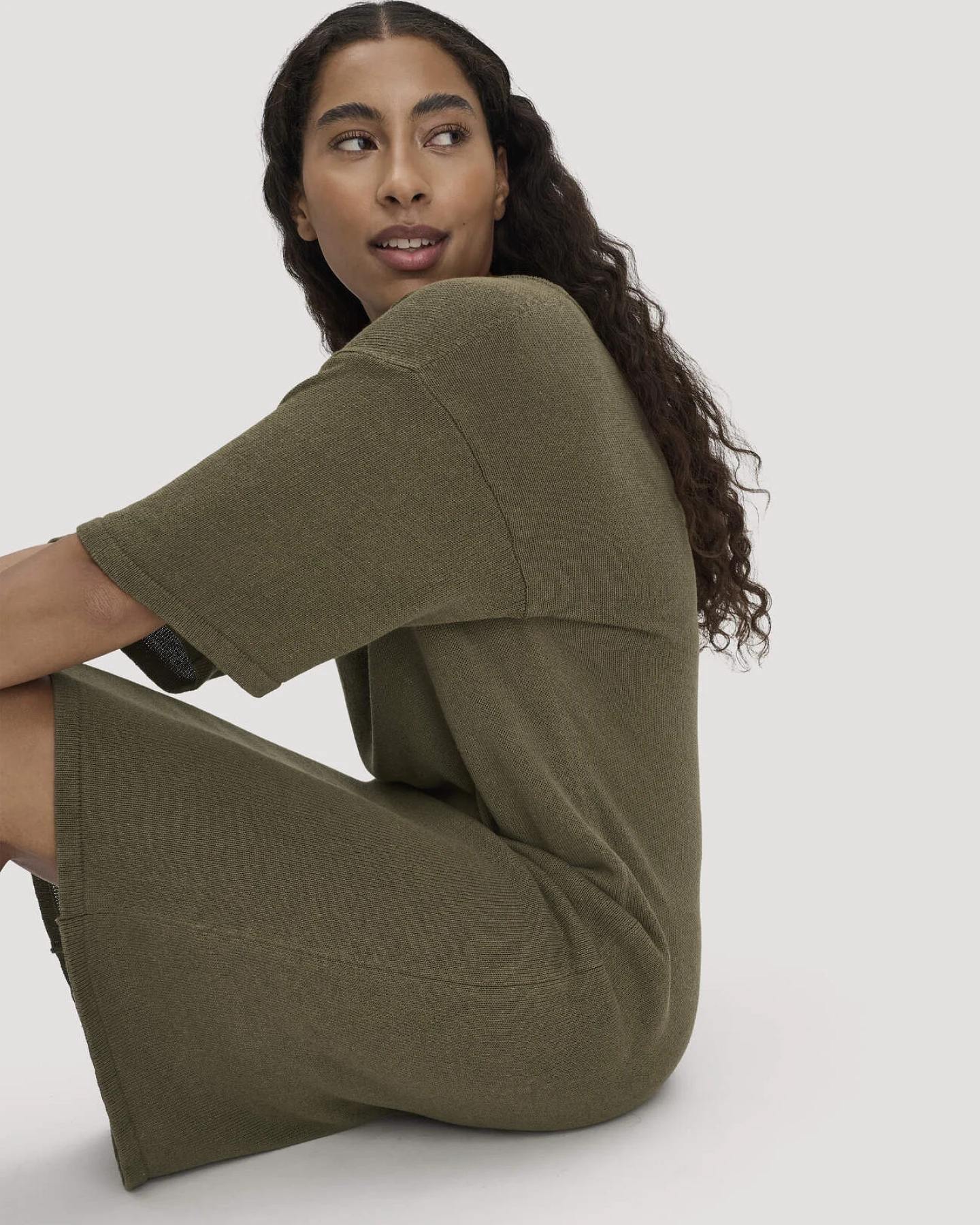 hessnatur Damen Strick Kleid Relaxed aus Leinen mit Bio-Baumwolle und LENZING™ ECOVERO™ - grün - Größe S – Ansicht 4