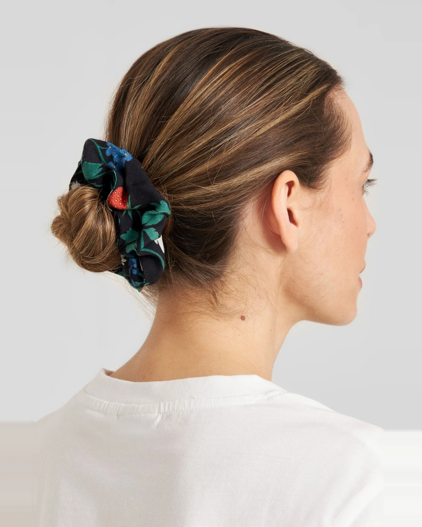 Scrunchie Strawberry Field Black – Ansicht 2